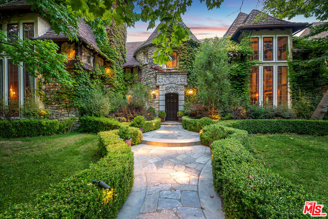 Los Angeles, California, 90049, United States, 6 Bedrooms Bedrooms, ,8 BathroomsBathrooms,Residential,For Sale,1940213