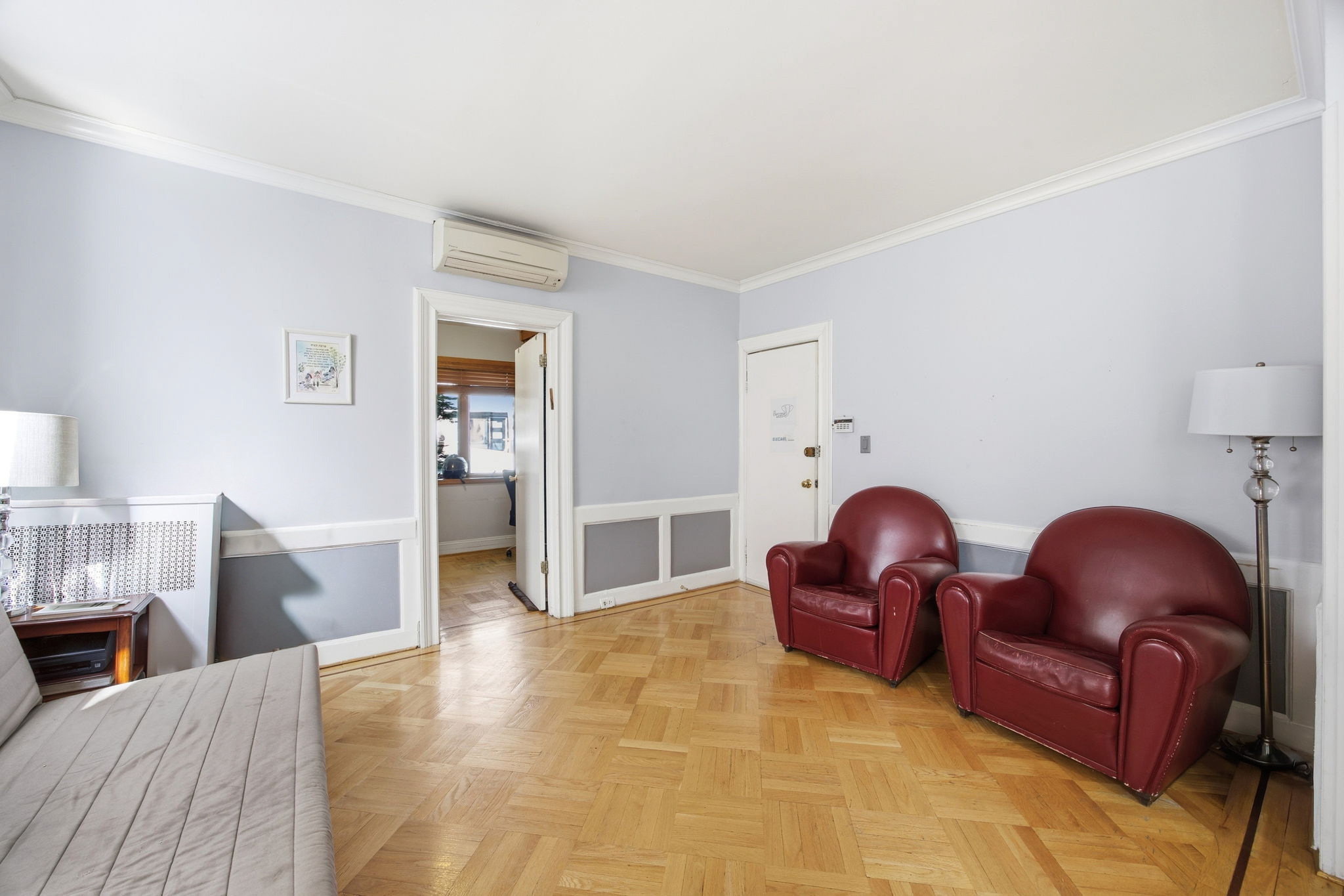  1077 E36th Street - 物件實景