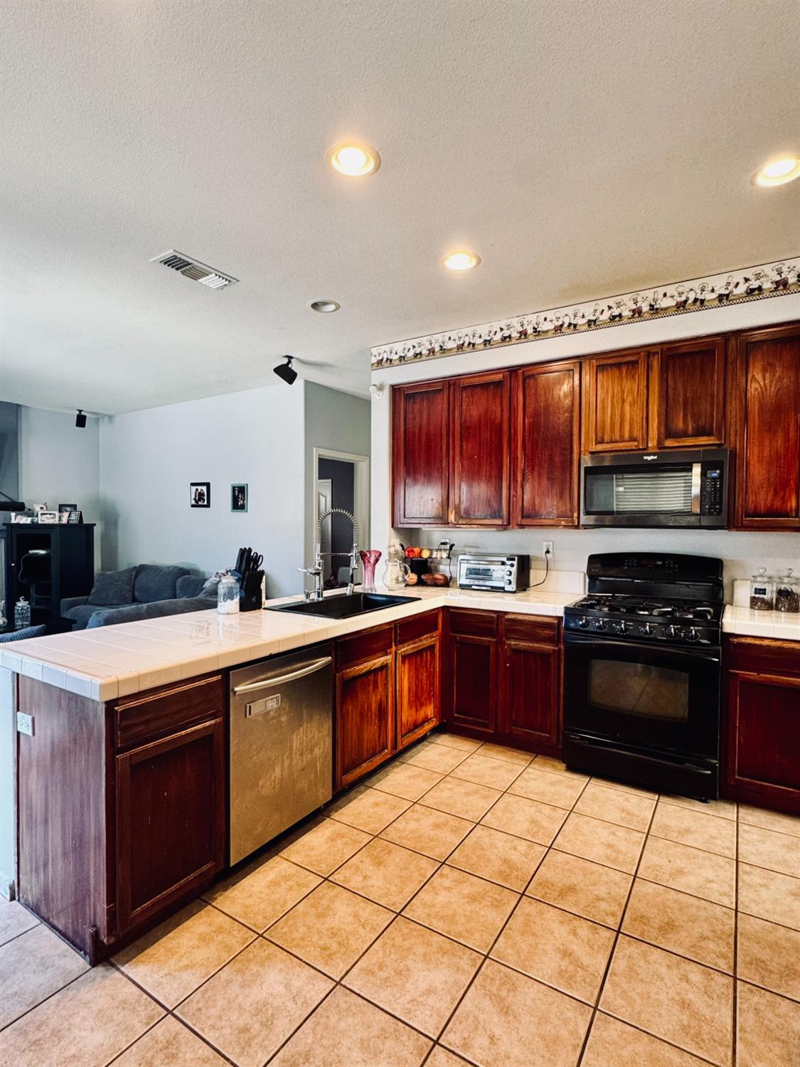 Elk Grove, California, 95624, United States, 4 Bedrooms Bedrooms, ,3 BathroomsBathrooms,Residential,For Sale,1976777