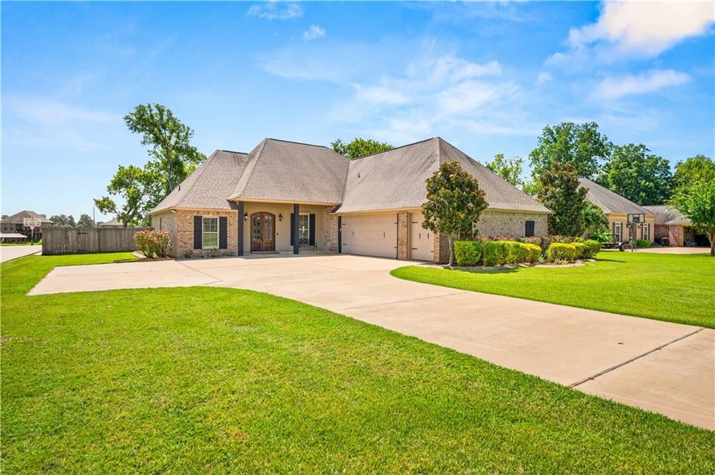 Natchitoches, Louisiana, 71457, United States, 4 Bedrooms Bedrooms, ,3 BathroomsBathrooms,Residential,For Sale,1974090