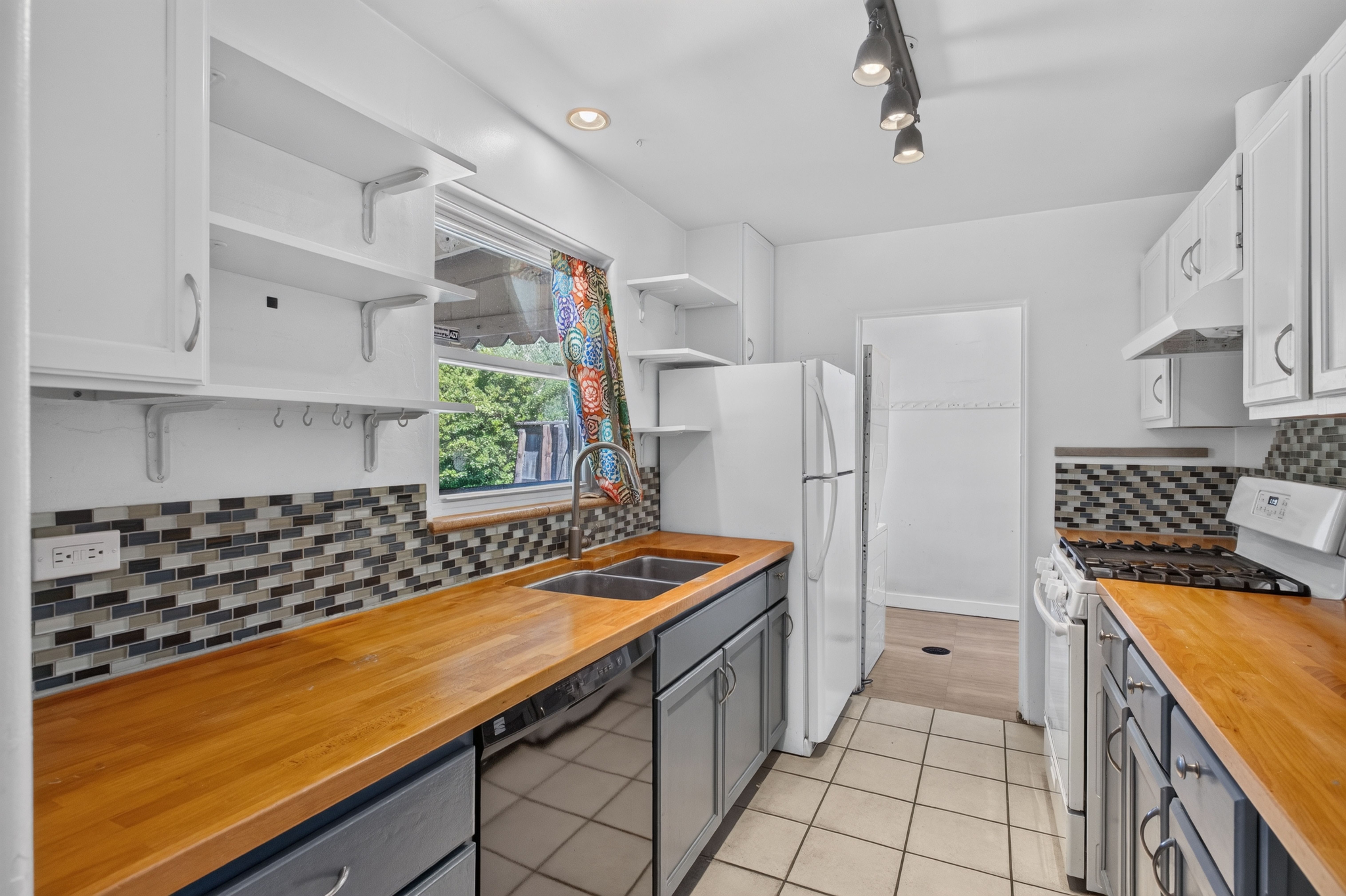  Charming Mayfair Home with Private Backyard Patio & Tree-Lined Charm - 物件實景