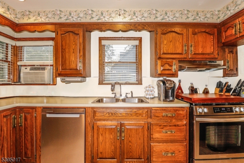 Rahway City, New Jersey, 07065, United States, 4 Bedrooms Bedrooms, ,2 BathroomsBathrooms,Residential,For Sale,1986510