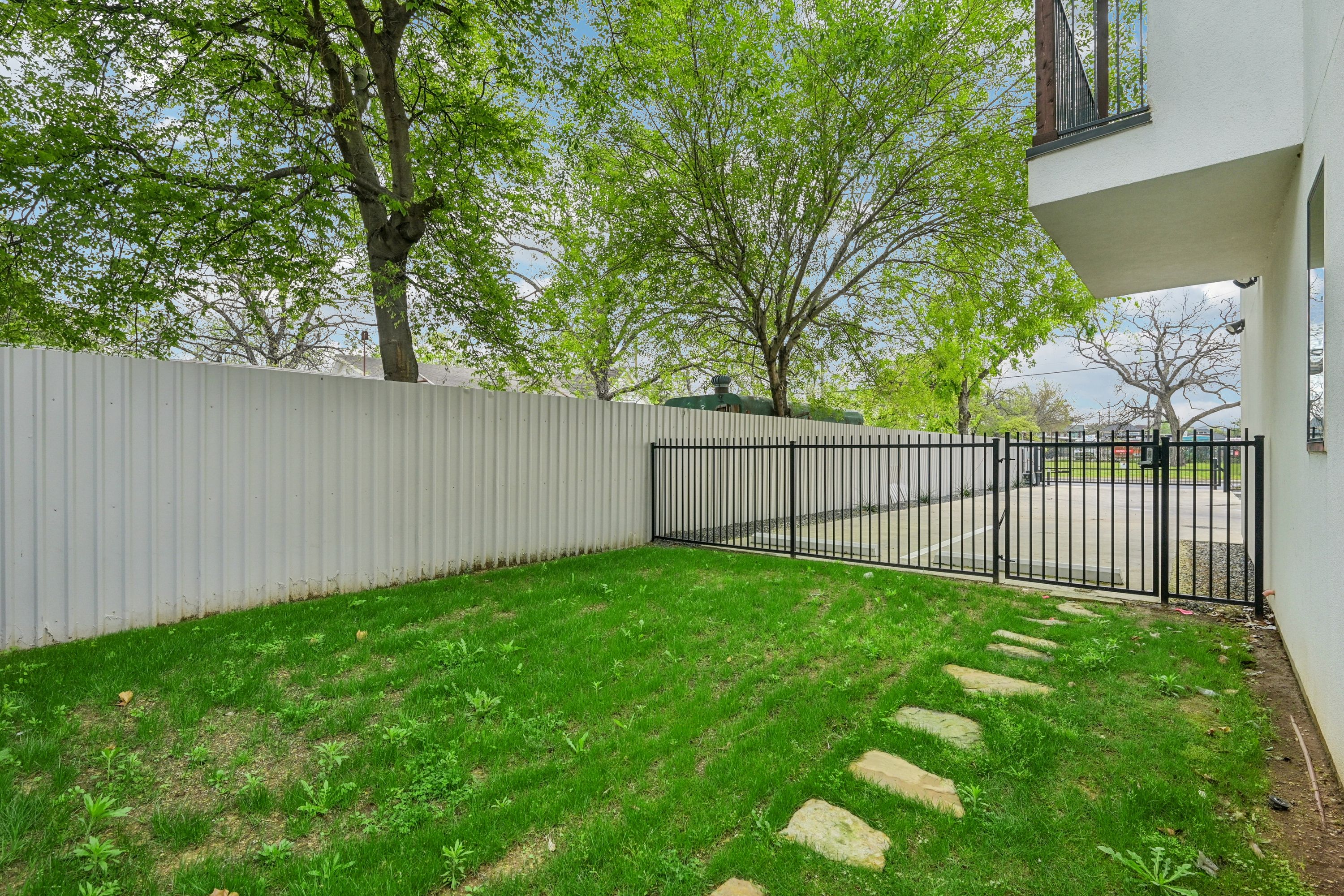  Spanish Style in the Cedars - 物件實景