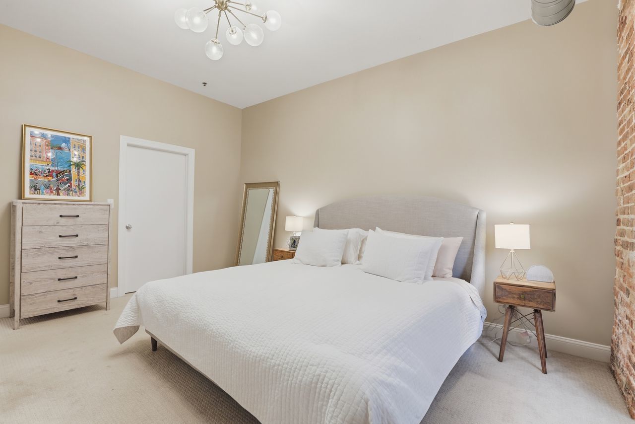 Chicago, Illinois, 60607, United States, 2 Bedrooms Bedrooms, ,2 BathroomsBathrooms,Residential,For Sale,1988374