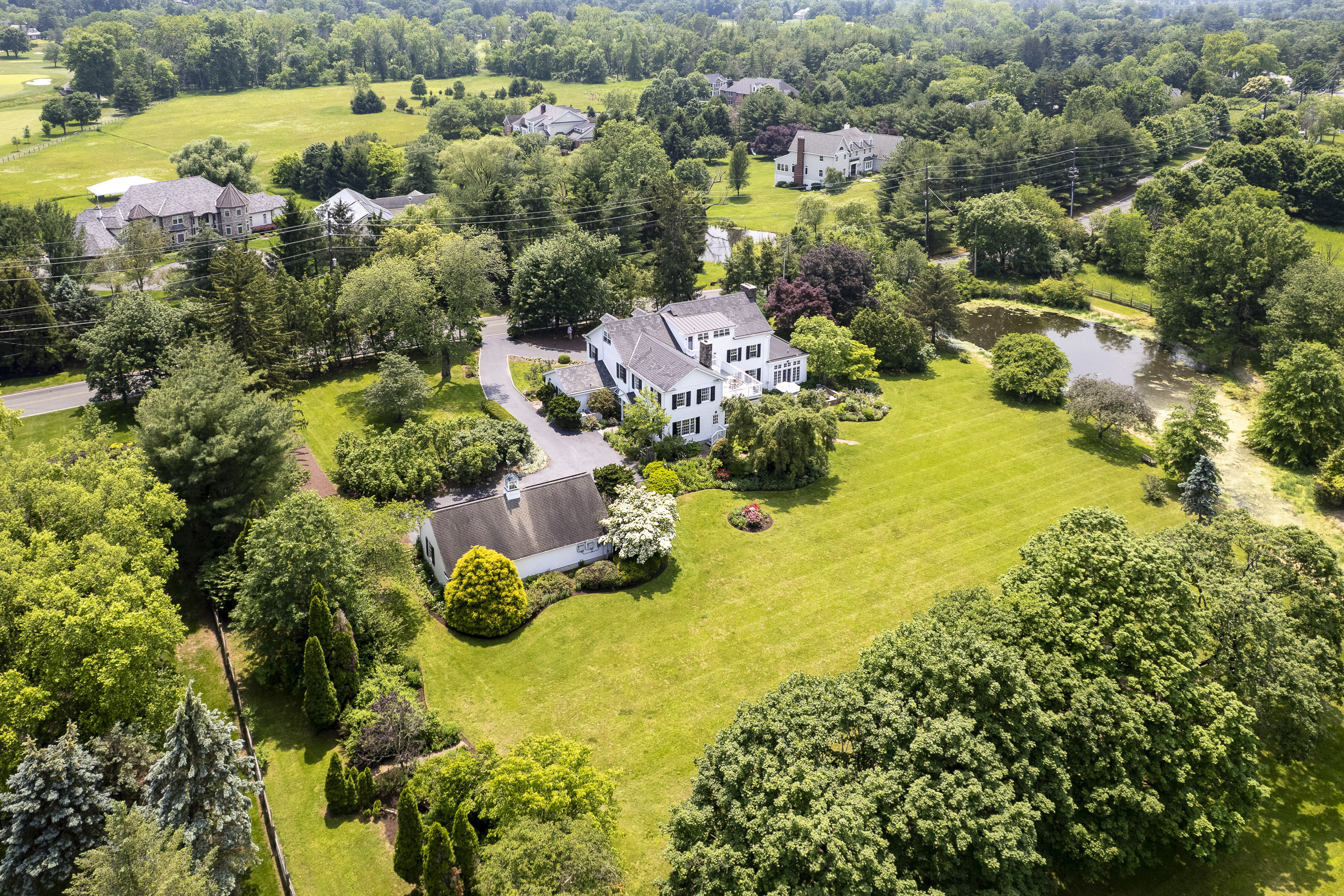  Gracefully Expanded Colonial Home on Picture-Perfect Grounds - 物件實景