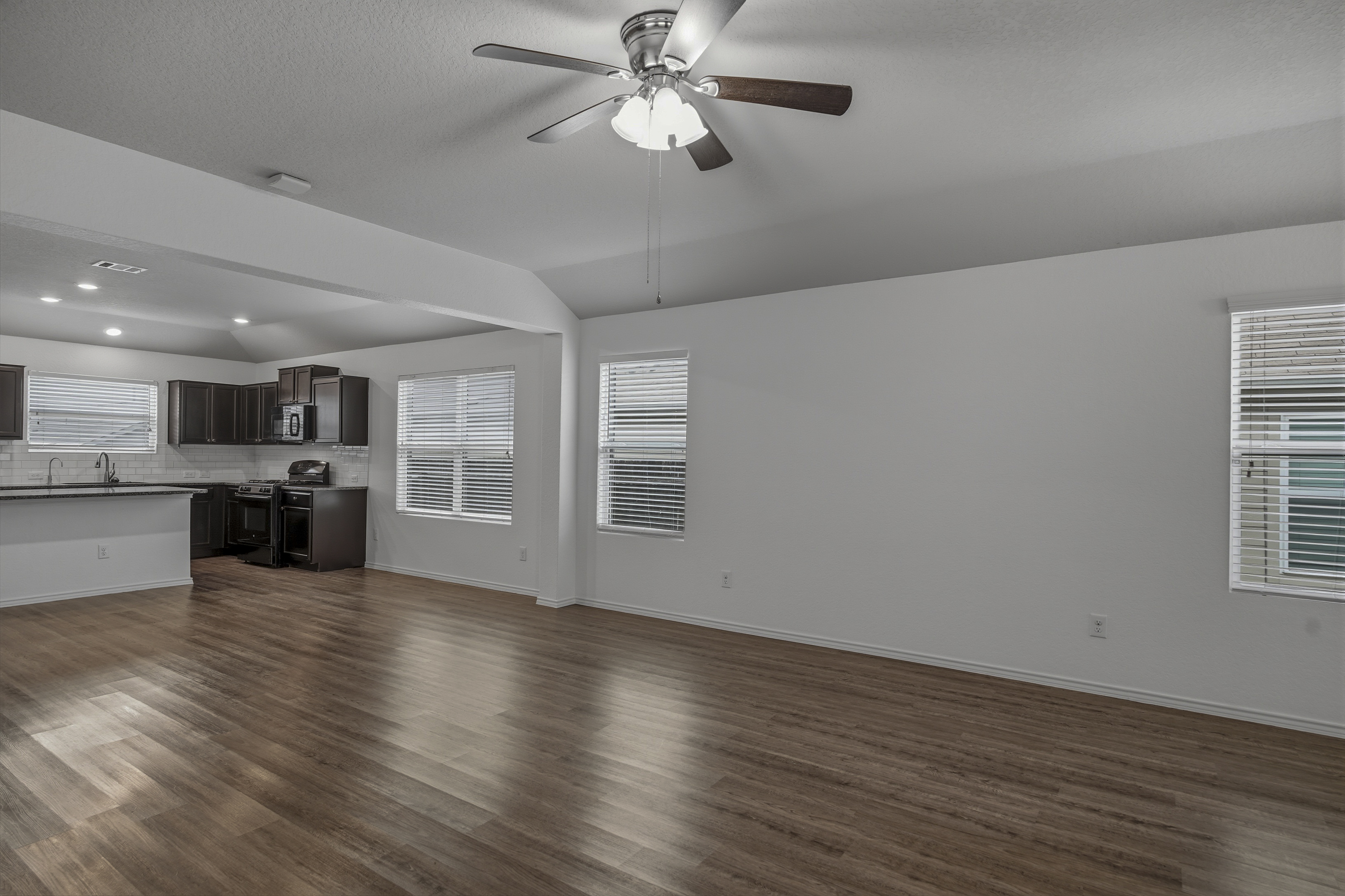  Beautifully Updated With Open Concept - 物件實景
