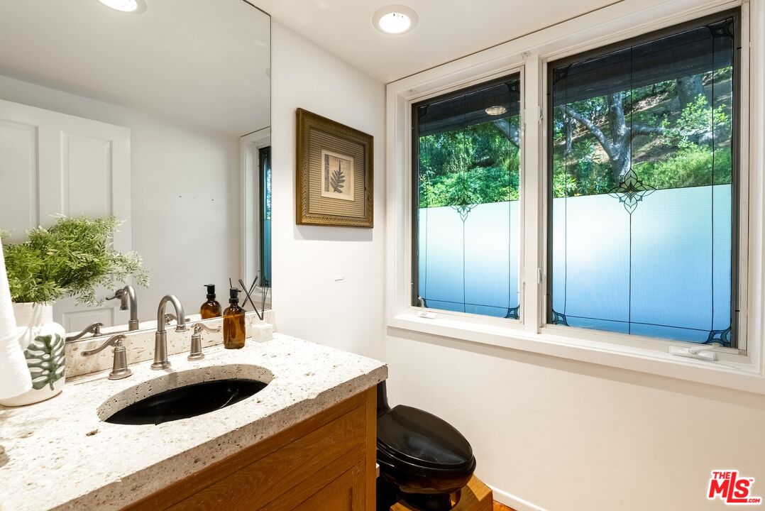 Topanga, California, 90290, United States, 4 Bedrooms Bedrooms, ,5 BathroomsBathrooms,Residential,For Sale,1796839