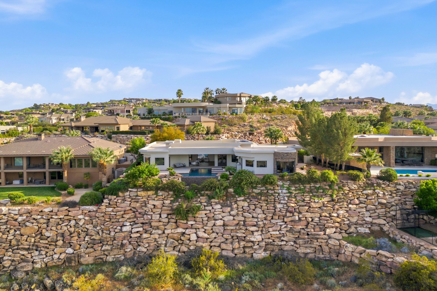  On The edge Of Stone Cliff With Sweeping Stunning City And Mountain Views - 物件實景