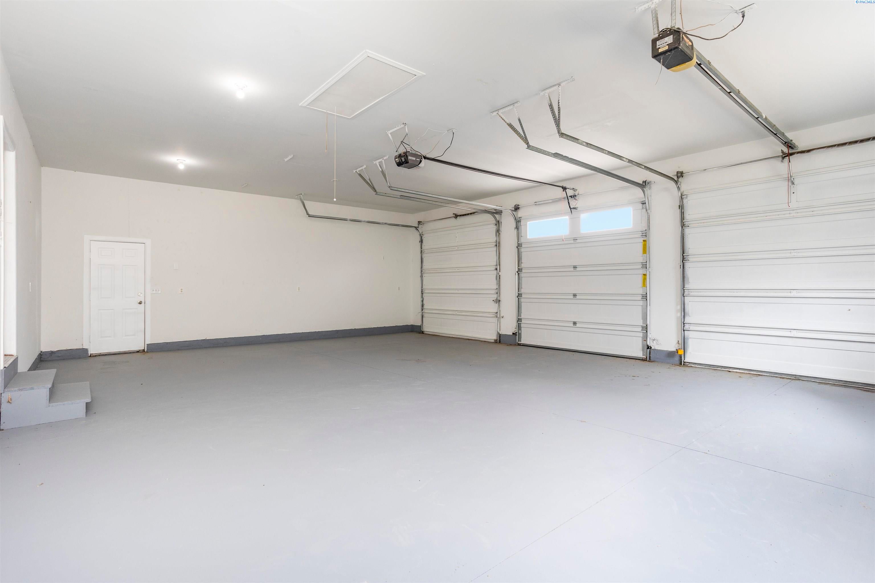 West Richland, Washington, 99353, United States, 5 Bedrooms Bedrooms, ,3 BathroomsBathrooms,Residential,For Sale,1923424