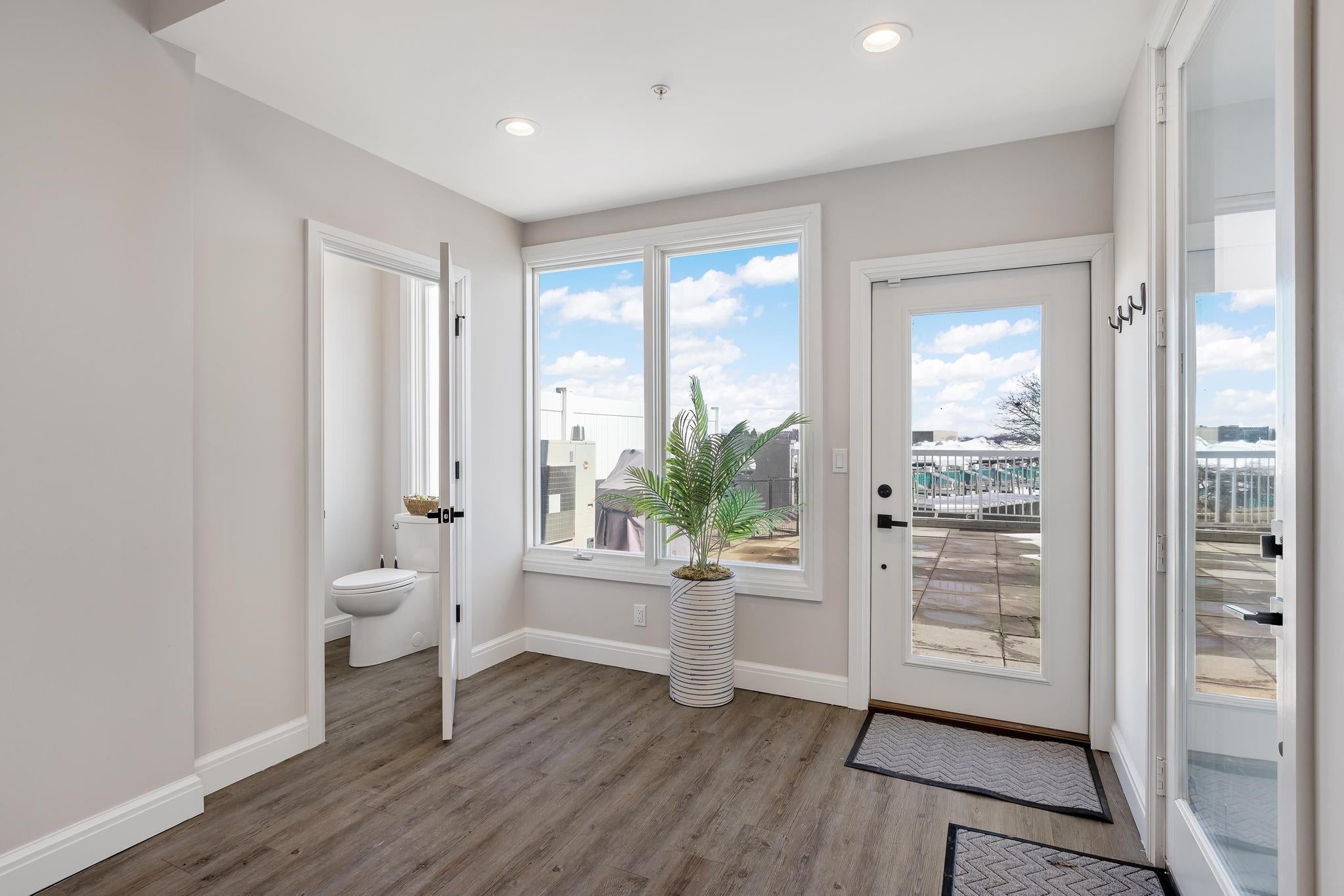 Harrison Twp, Michigan, 48045, United States, 2 Bedrooms Bedrooms, ,3 BathroomsBathrooms,Residential,For Sale,1979598