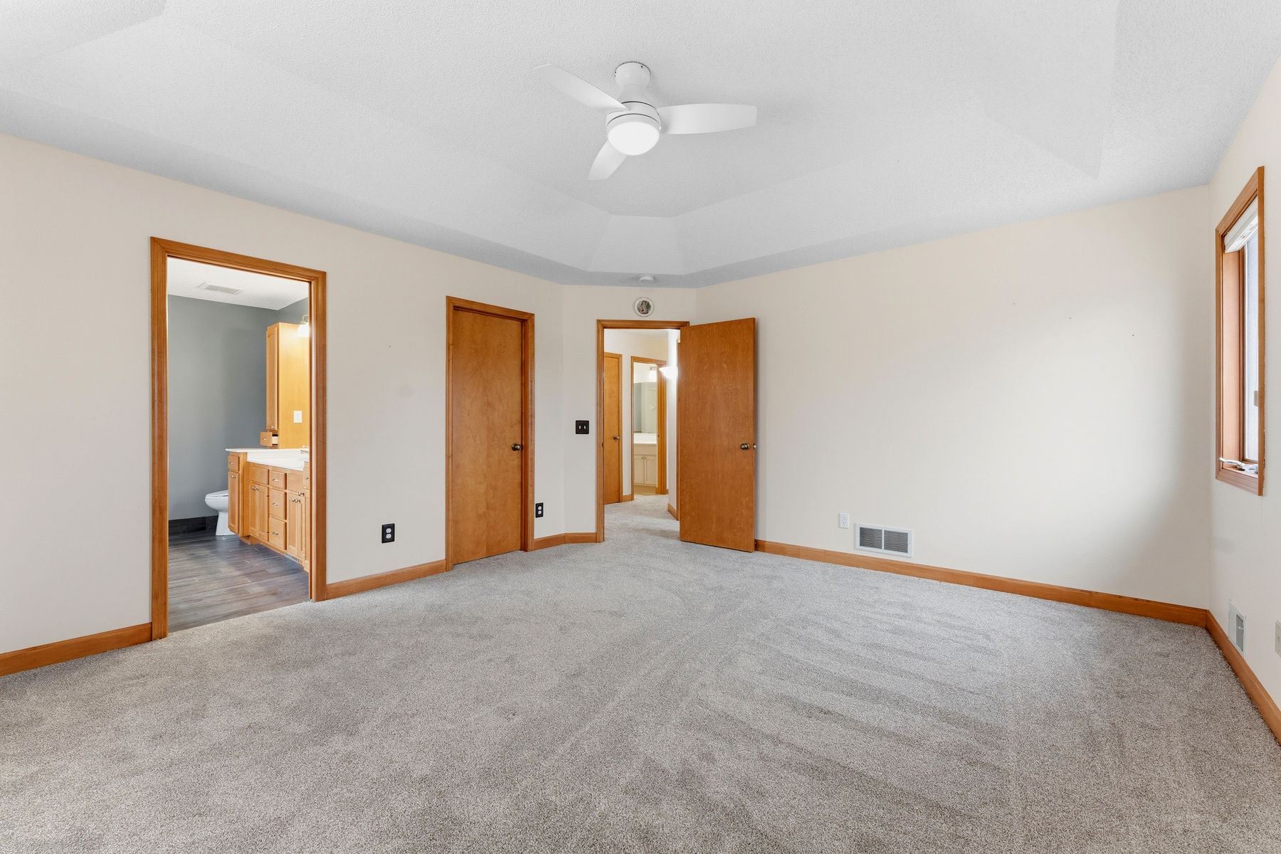  Updated Modified Two-Story on a Spacious Corner Lot - 物件實景