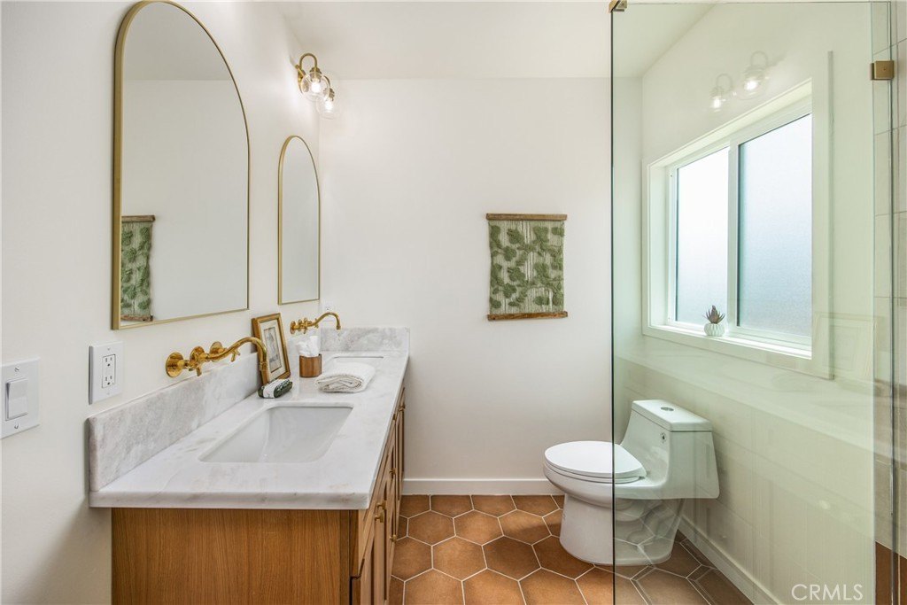 Los Angeles, California, 90043, United States, 3 Bedrooms Bedrooms, ,2 BathroomsBathrooms,Residential,For Sale,1986157