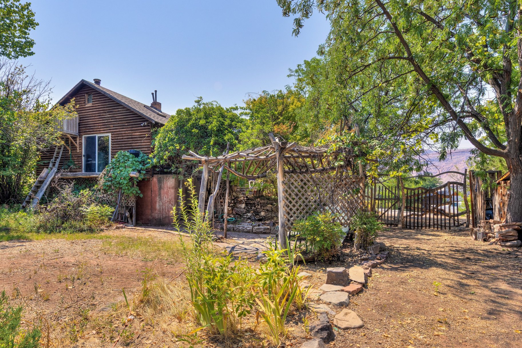  Great Location, Private Backyard & Plenty of Potential - 物件實景