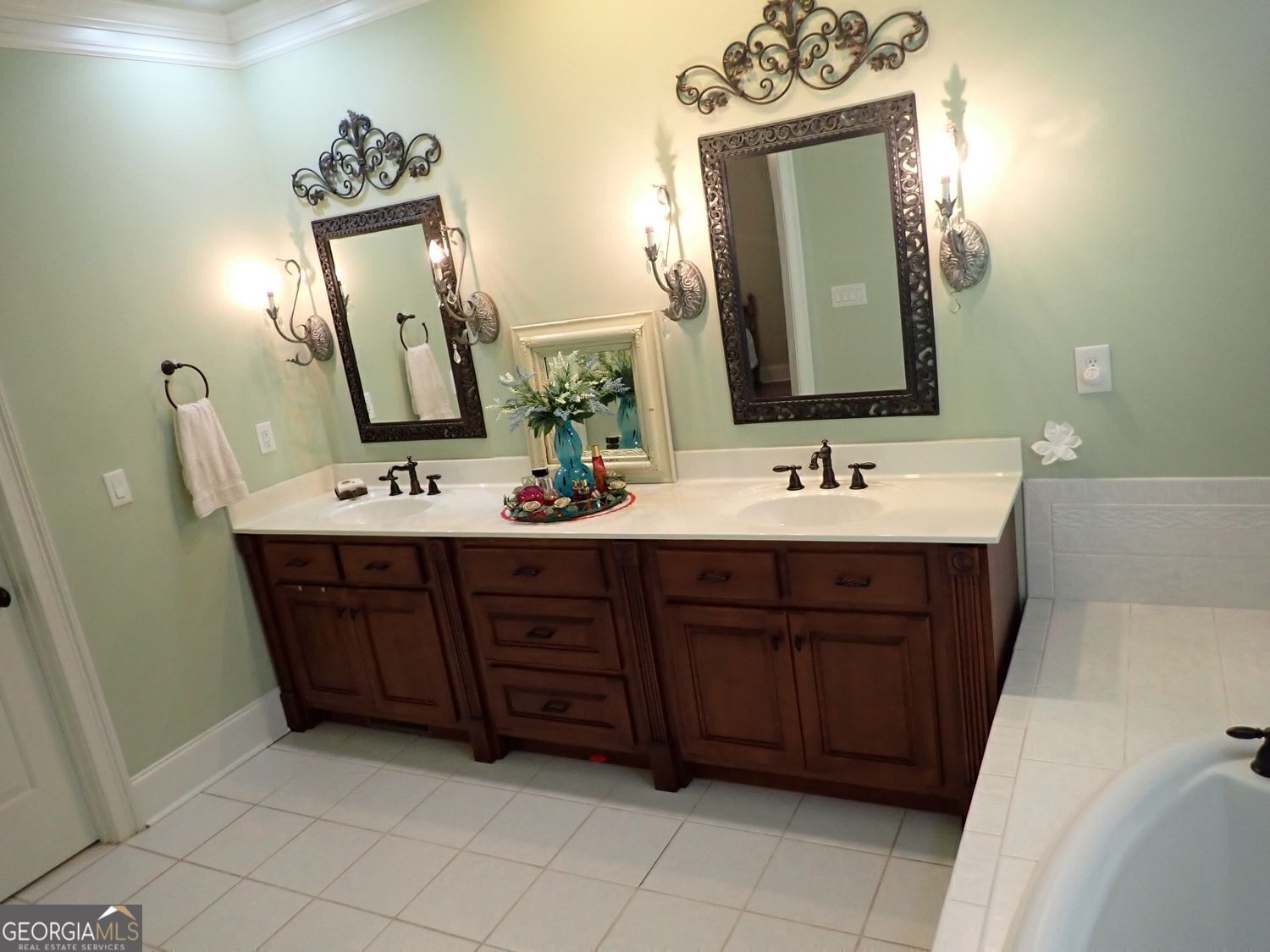 Barnesville, Georgia, 30204, United States, 2 Bedrooms Bedrooms, ,3 BathroomsBathrooms,Residential,For Sale,1910372