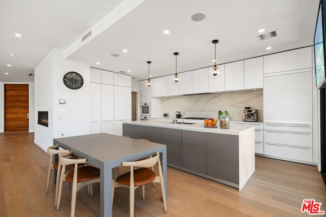 Los Angeles, California, 90046, United States, 5 Bedrooms Bedrooms, ,6 BathroomsBathrooms,Residential,For Sale,1897072