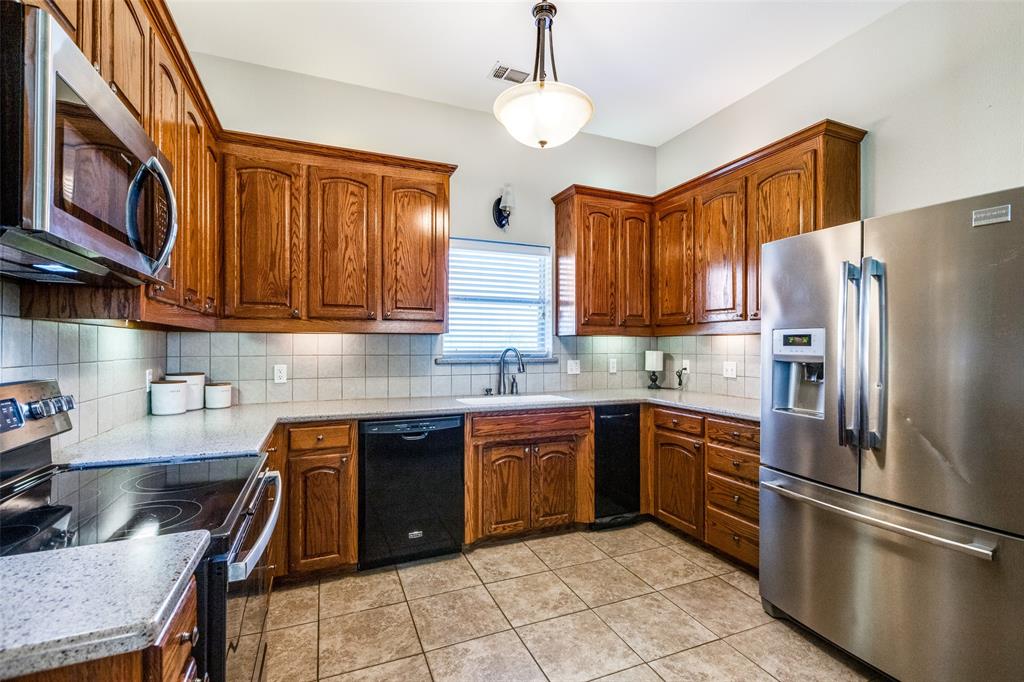 Bonham, Texas, 75418, United States, 3 Bedrooms Bedrooms, ,2 BathroomsBathrooms,Residential,For Sale,1691474