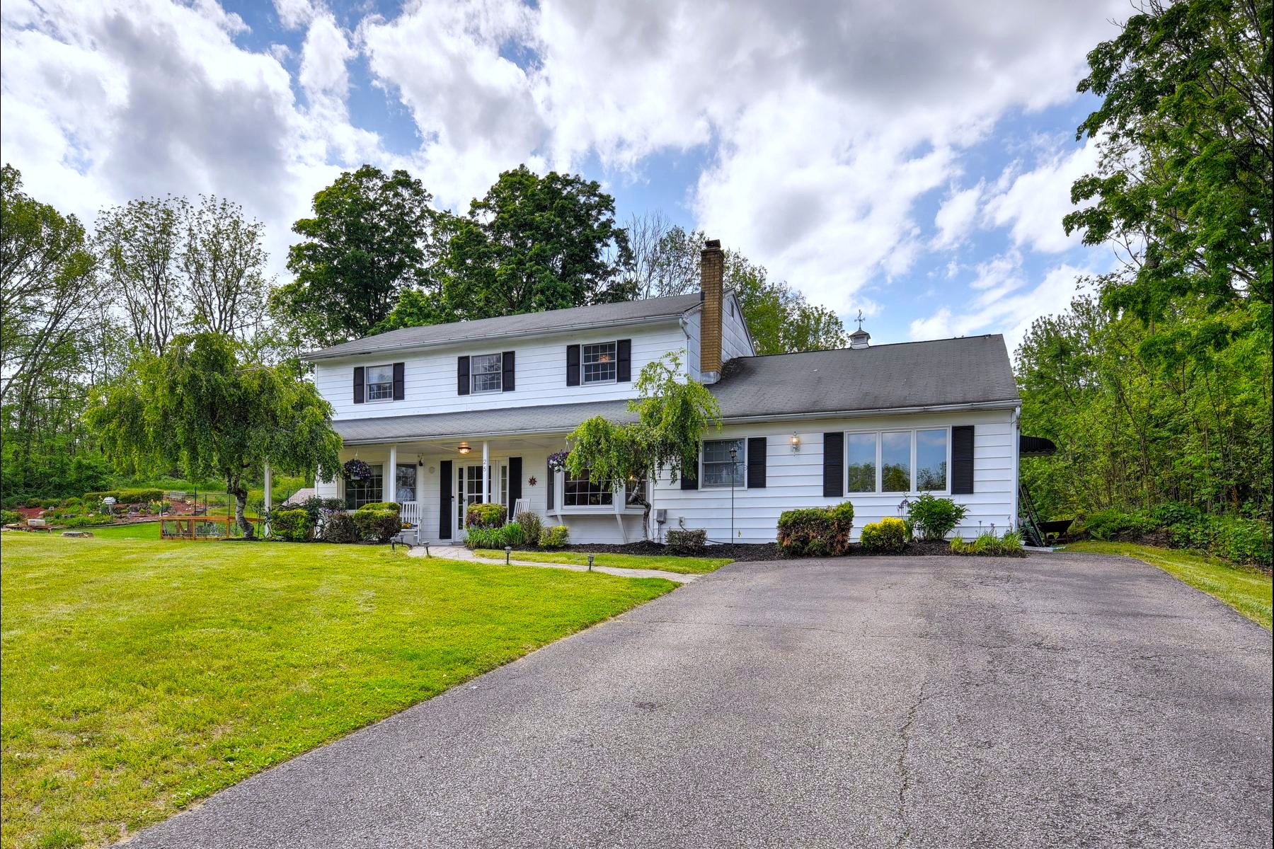 ?Glenwood? Neighborhood Colonial Offers Privacy and Flexibility - 物件實景
