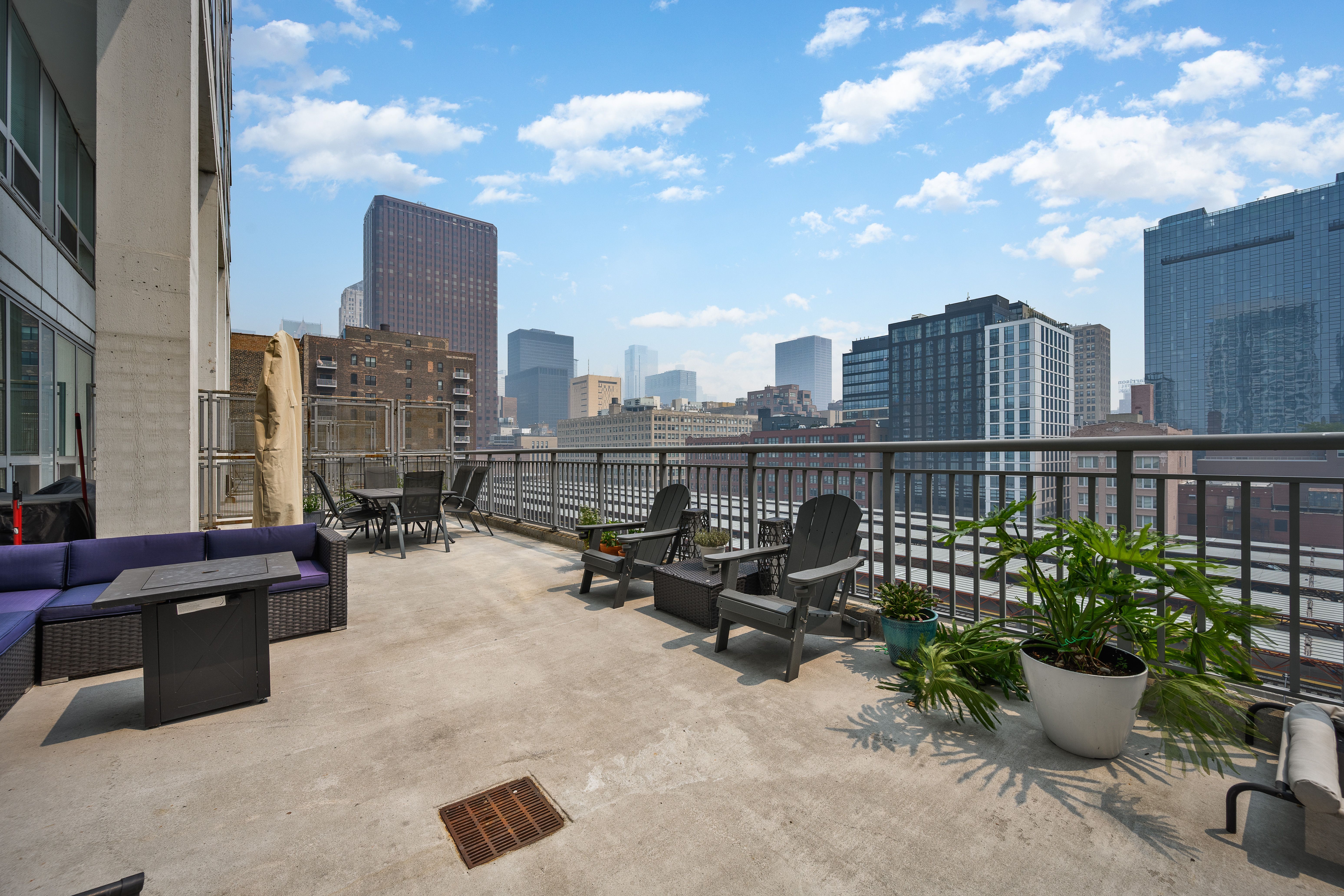  Experience Elevated City Living in This Beautifully Renovated Corner Residence - 物件實景
