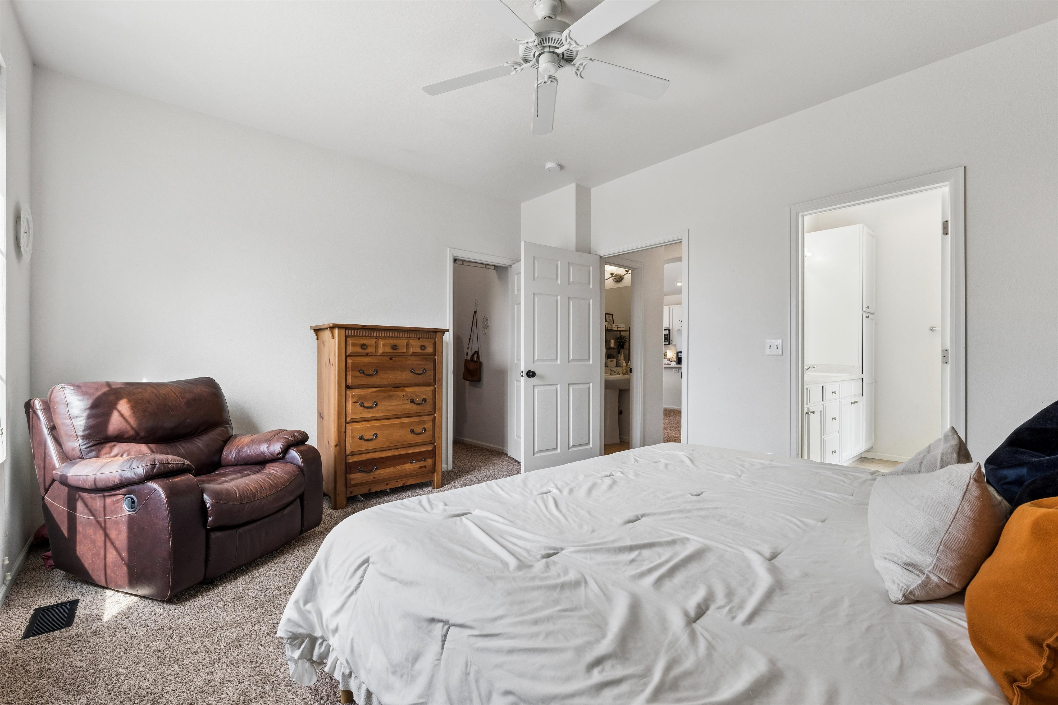  Beautifully Maintained Home Backing to Open Space with Peaceful Views - 物件實景