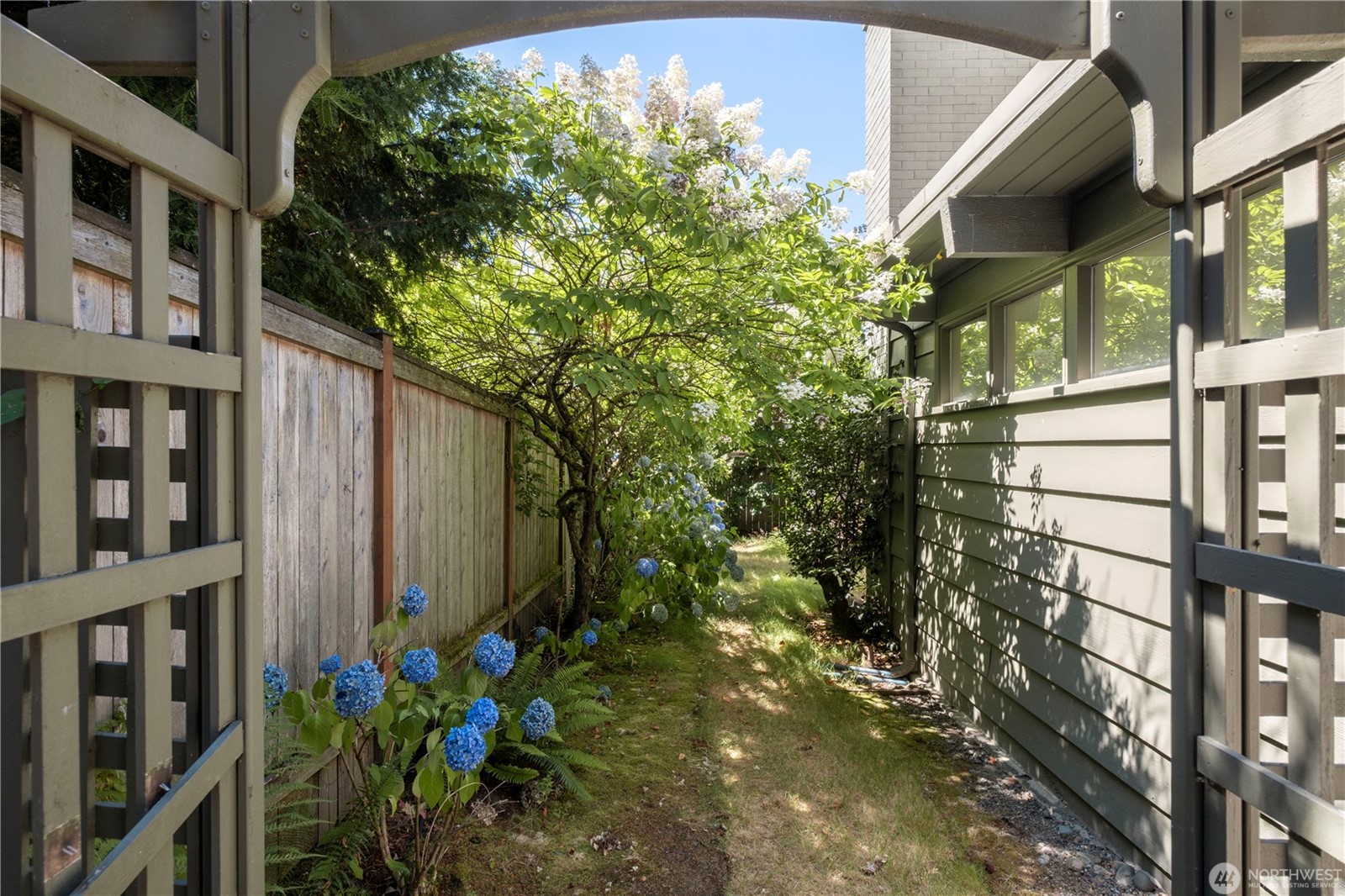 Kirkland, Washington, 98033, United States, 3 Bedrooms Bedrooms, ,2 BathroomsBathrooms,Residential,For Sale,1904417