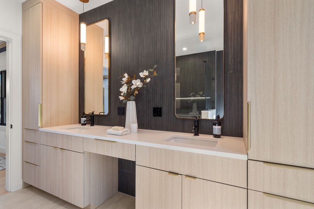 Newton, Massachusetts, 02458, United States, 4 Bedrooms Bedrooms, ,4 BathroomsBathrooms,Residential,For Sale,1991702