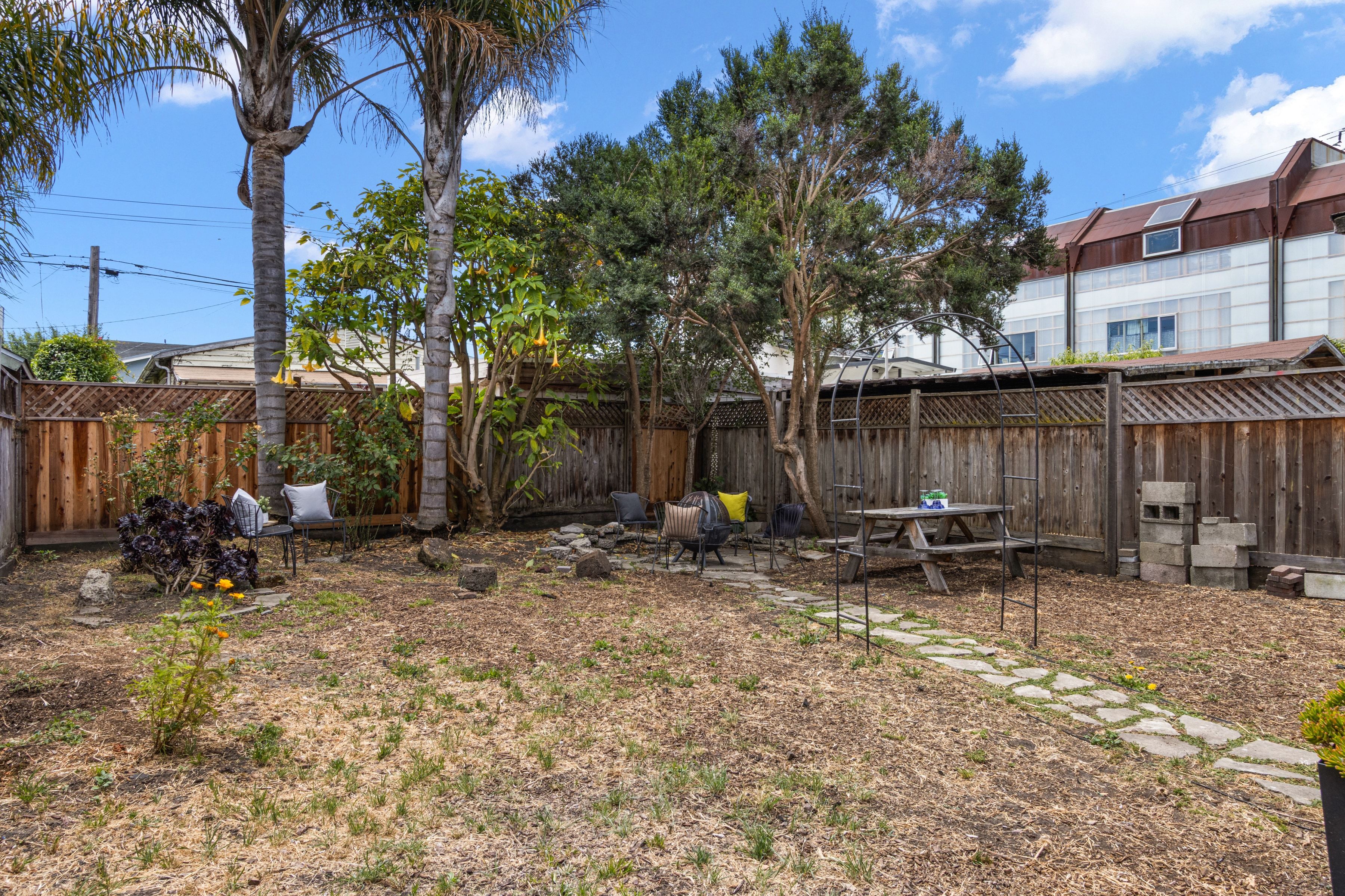 A Storybook North Oakland Cottage Offering Charm, Character, and Potential - 物件實景