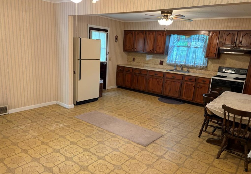 Maywood, New Jersey, 07607, United States, 4 Bedrooms Bedrooms, ,2 BathroomsBathrooms,Residential,For Sale,1872132