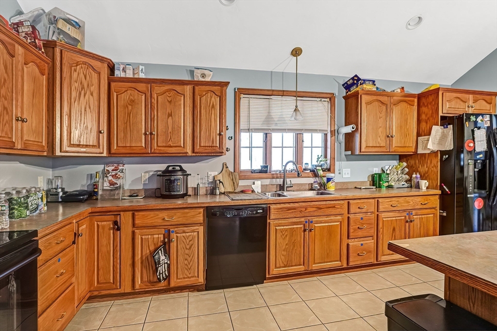 Southbridge, Massachusetts, 01550, United States, 3 Bedrooms Bedrooms, ,3 BathroomsBathrooms,Residential,For Sale,1930417