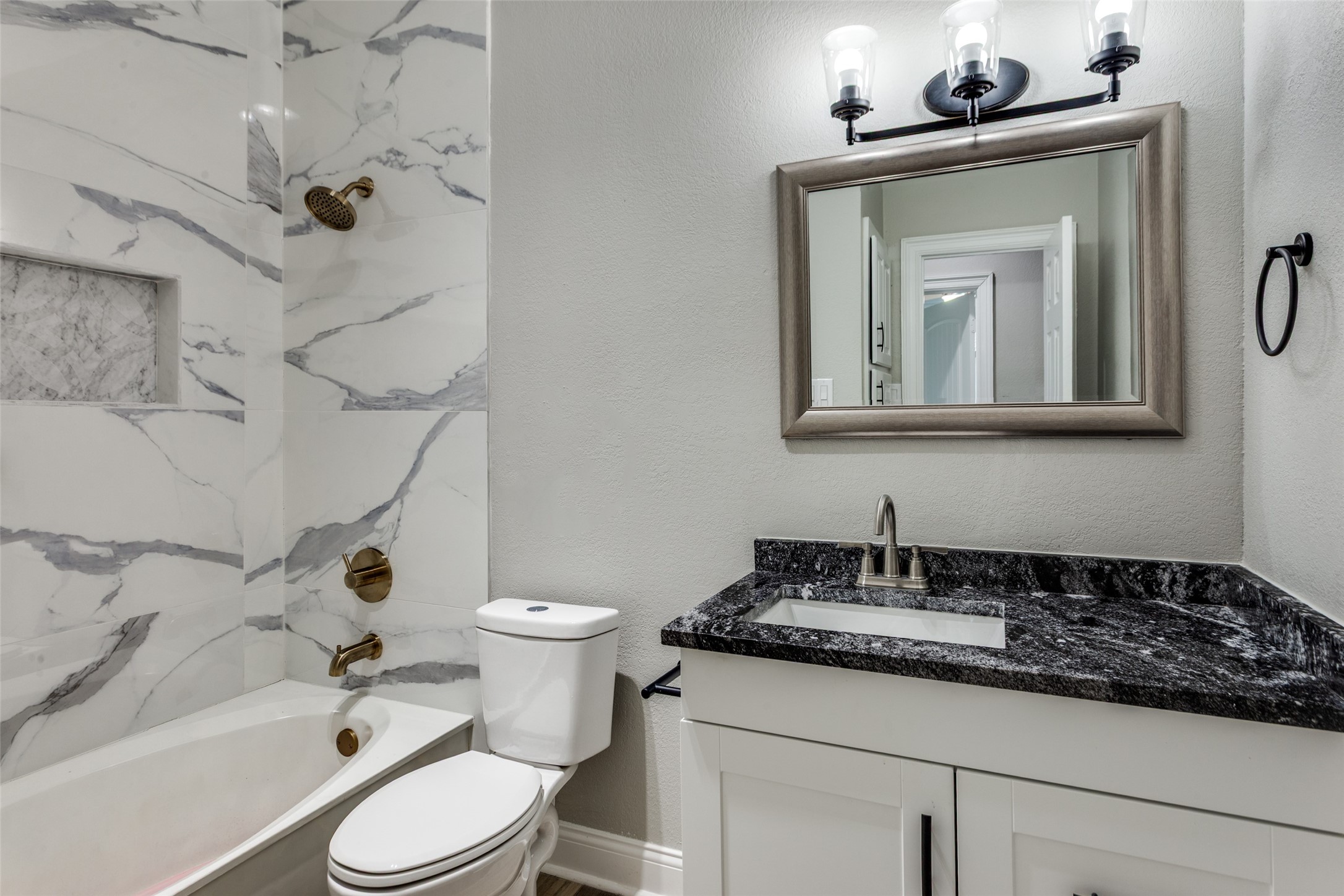 Arlington, Texas, 76013, United States, 4 Bedrooms Bedrooms, ,5 BathroomsBathrooms,Residential,For Sale,1967693