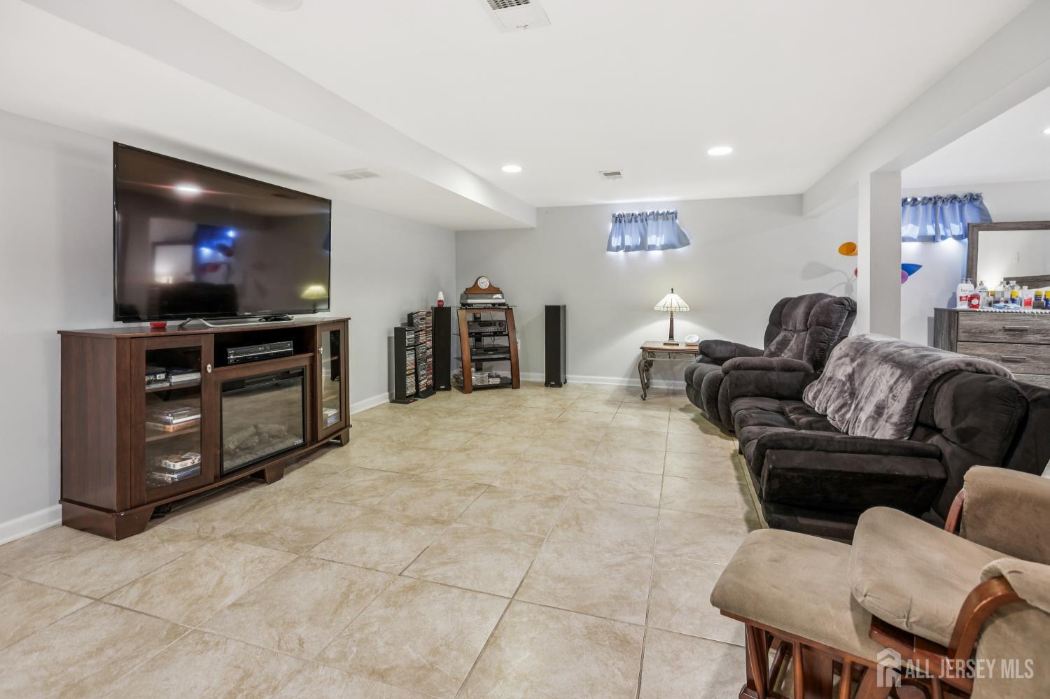 Woodbridge Proper, New Jersey, 07095, United States, 3 Bedrooms Bedrooms, ,2 BathroomsBathrooms,Residential,For Sale,1969117