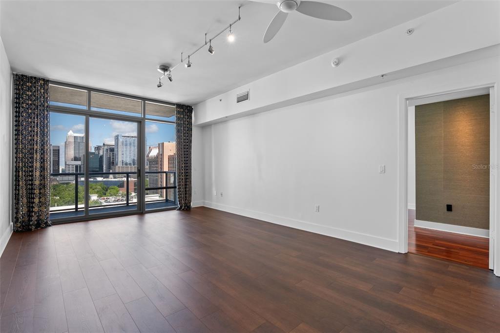 Orlando, Florida, 32801, United States, 2 Bedrooms Bedrooms, ,2 BathroomsBathrooms,Residential,For Sale,1987593