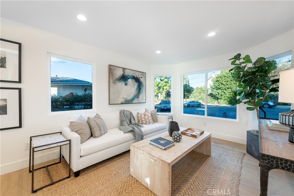 Woodland Hills, California, 91367, United States, 5 Bedrooms Bedrooms, ,4 BathroomsBathrooms,Residential,For Sale,2003511