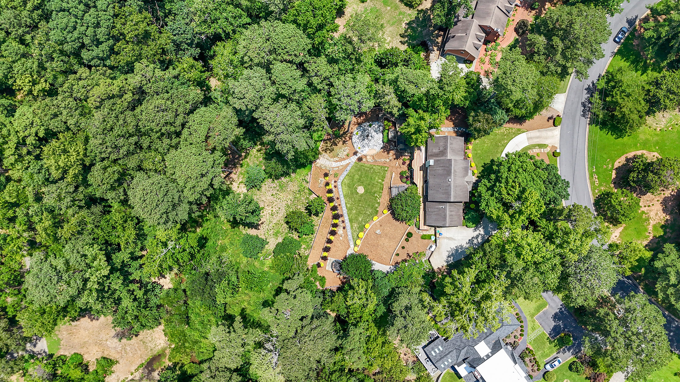  Stunning Unique Home with a Magazine-worthy Backyard Perched on a Hilltop - 物件實景