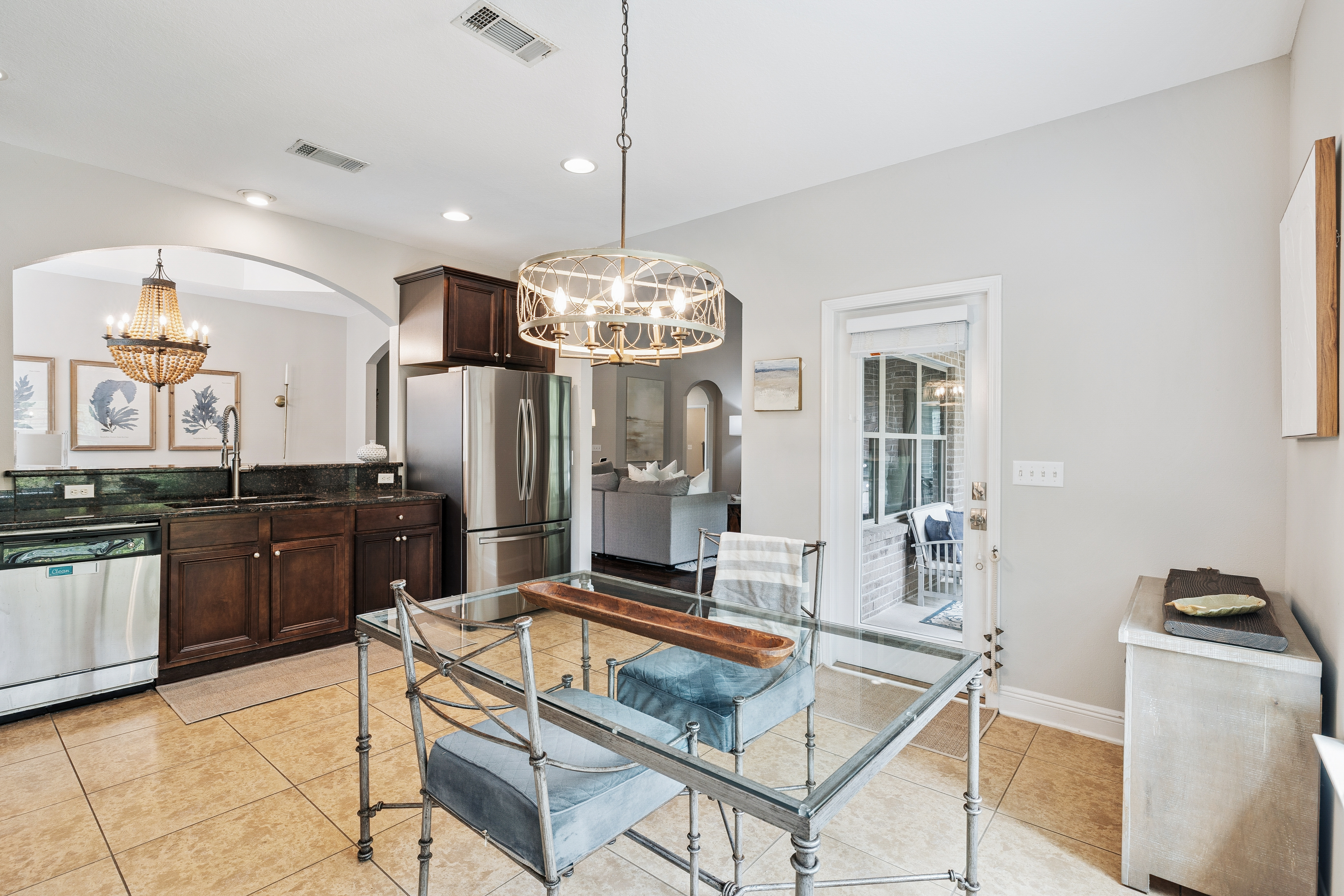  Immaculate, Spacious Single-Level Living Home with Screened Outdoor Living - 物件實景