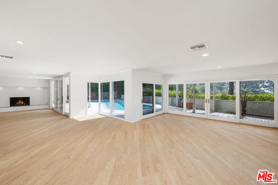 Los Angeles, California, 90069, United States, 4 Bedrooms Bedrooms, ,3 BathroomsBathrooms,Residential,For Sale,1989358