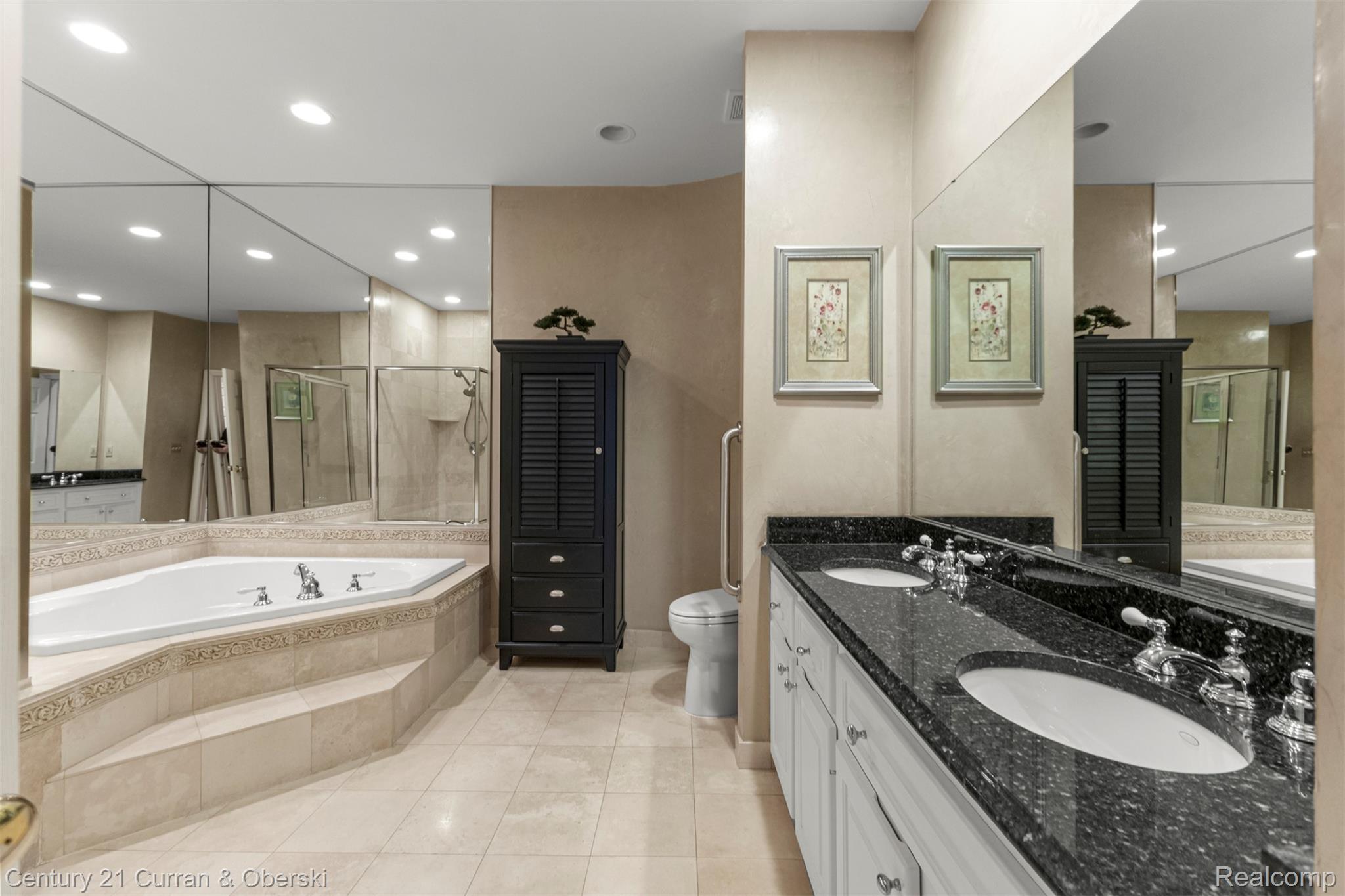 Shelby Charter Township, Michigan, 48316, United States, 2 Bedrooms Bedrooms, ,4 BathroomsBathrooms,Residential,For Sale,1977088