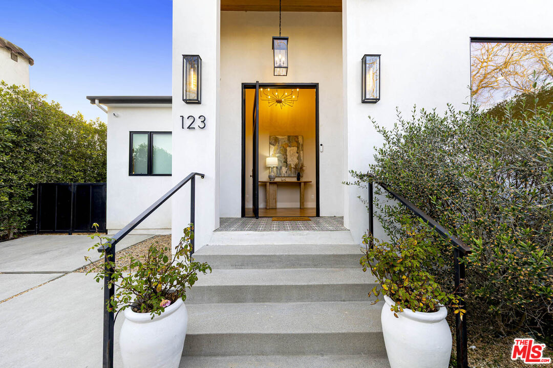 Los Angeles, California, 90048, United States, 4 Bedrooms Bedrooms, ,2 BathroomsBathrooms,Residential,For Sale,1862475