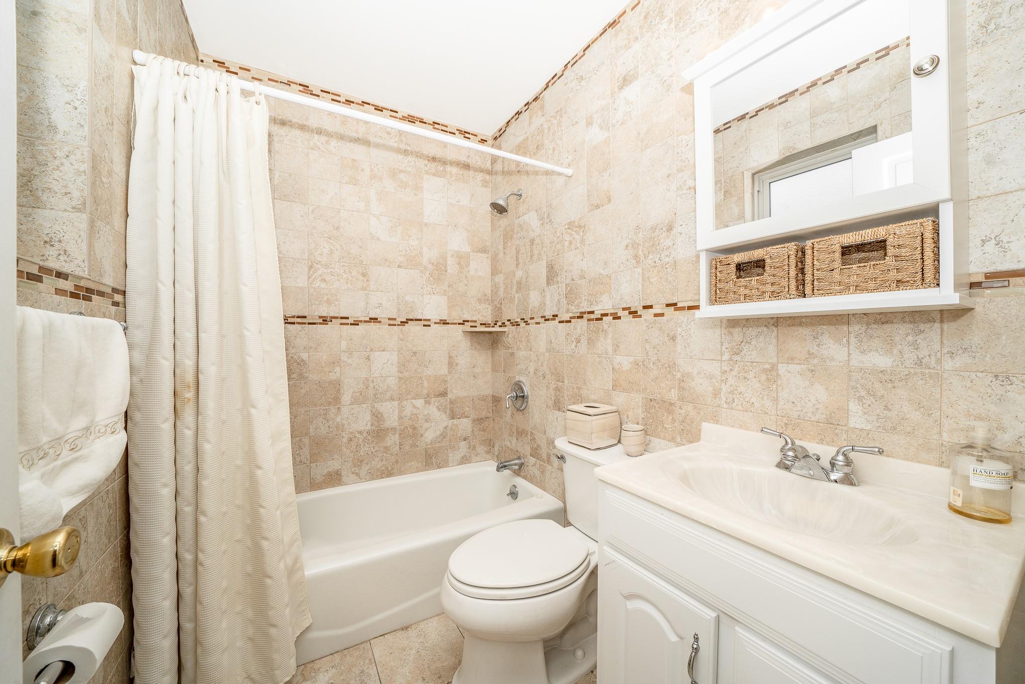 Williston Park, New York, 11596, United States, 3 Bedrooms Bedrooms, ,2 BathroomsBathrooms,Residential,For Sale,1928483