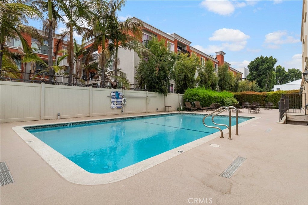 Sherman Oaks, California, 91411, United States, 2 Bedrooms Bedrooms, ,2 BathroomsBathrooms,Residential,For Sale,1847067