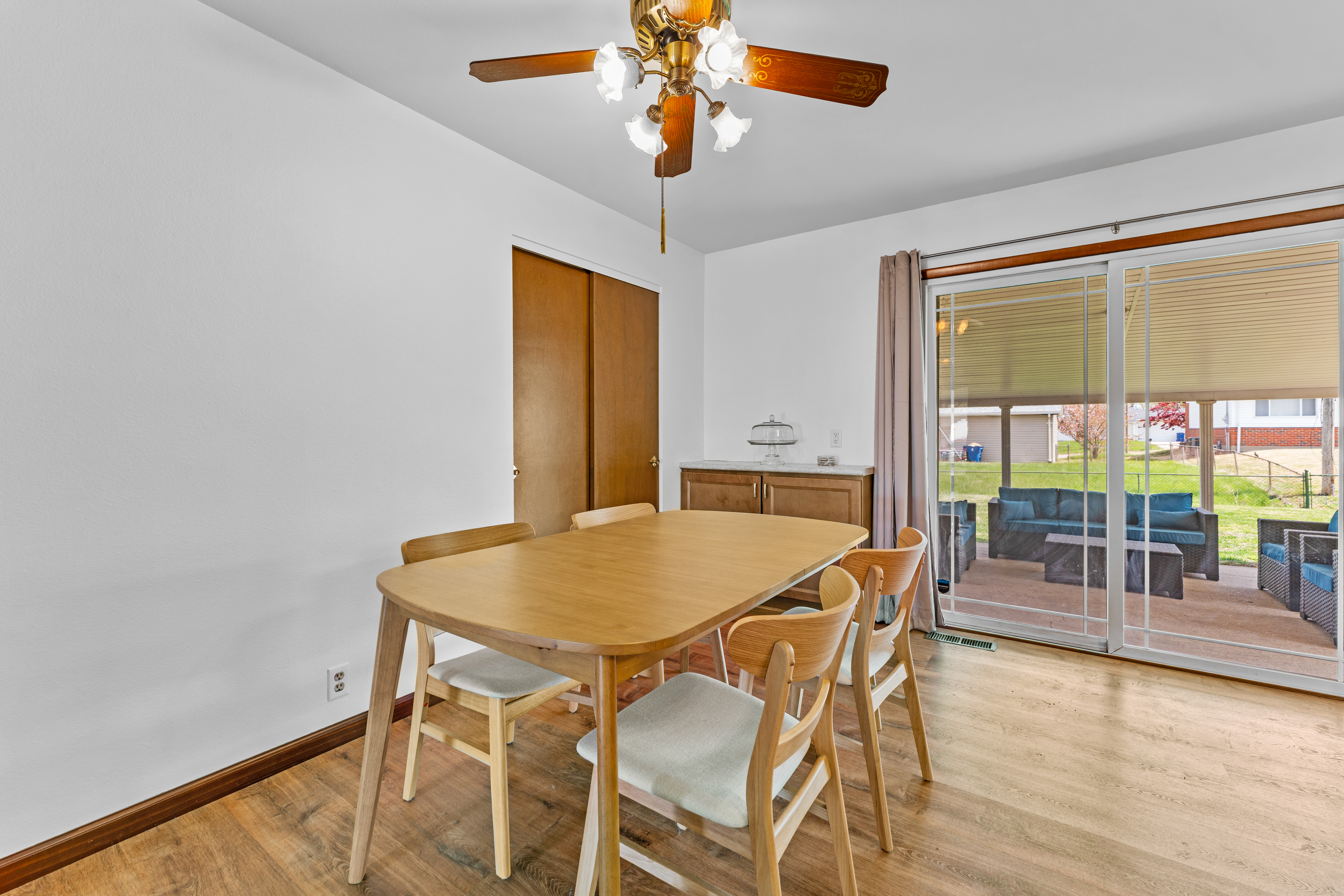  Exceptional low-maintenance brick and stone home makes - 物件實景