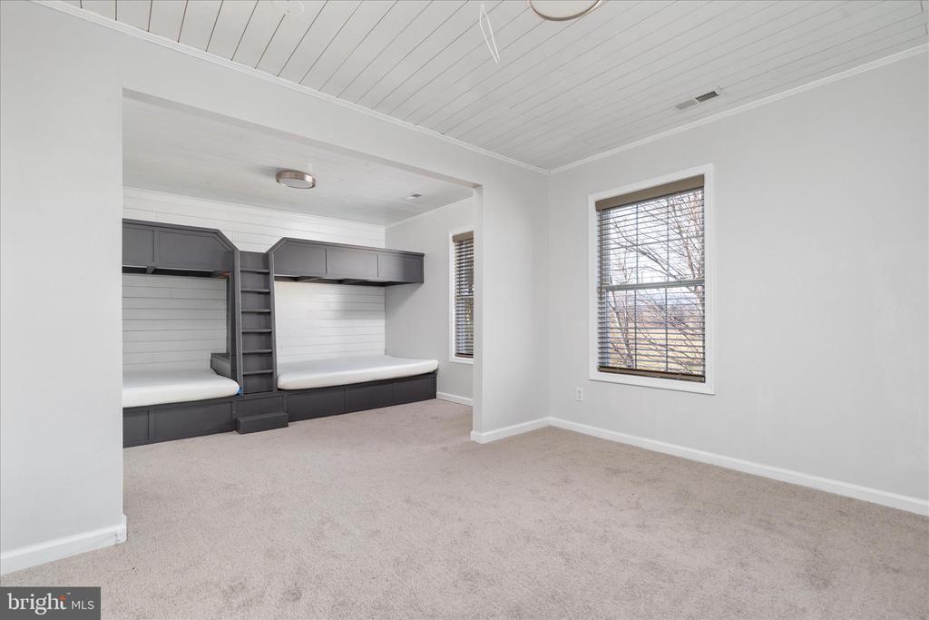 Winchester, Virginia, 22602, United States, 5 Bedrooms Bedrooms, ,5 BathroomsBathrooms,Residential,For Sale,2039774