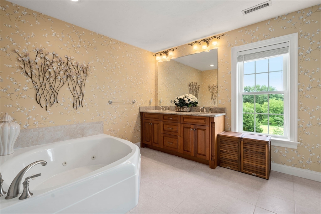 Topsfield, Massachusetts, 01983, United States, 3 Bedrooms Bedrooms, ,4 BathroomsBathrooms,Residential,For Sale,1919472