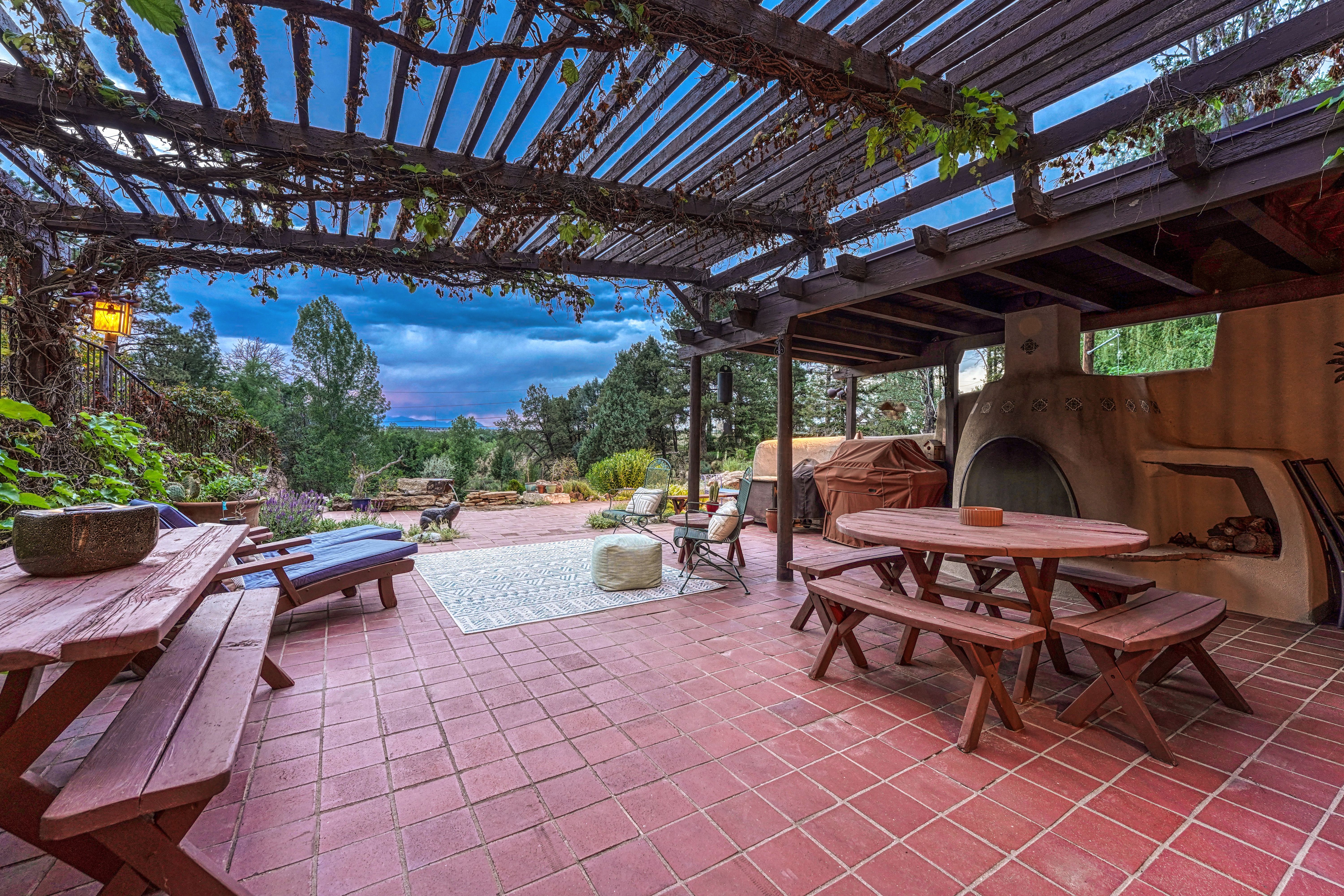  Introducing the Harold Florman House, a Rare and Authentic 1939 Pueblo Revival - 物件實景