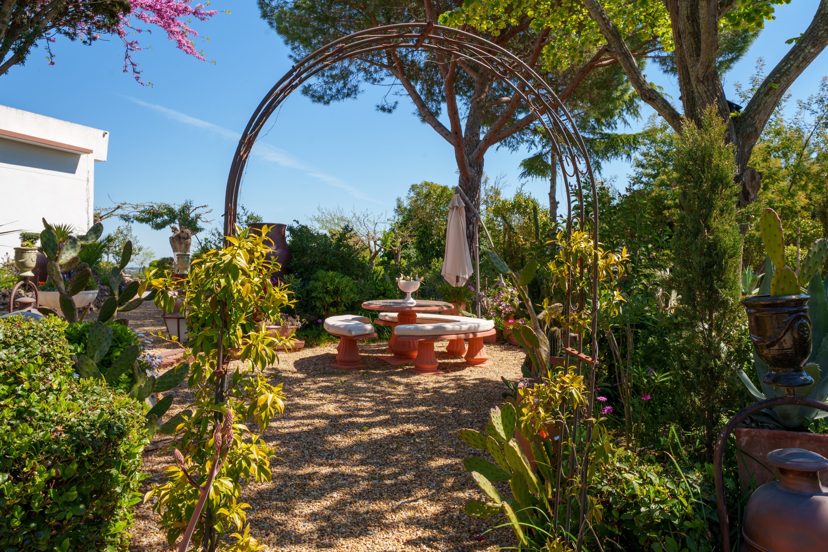  In an idyllic green setting, a unique and welcoming property... - 物件實景