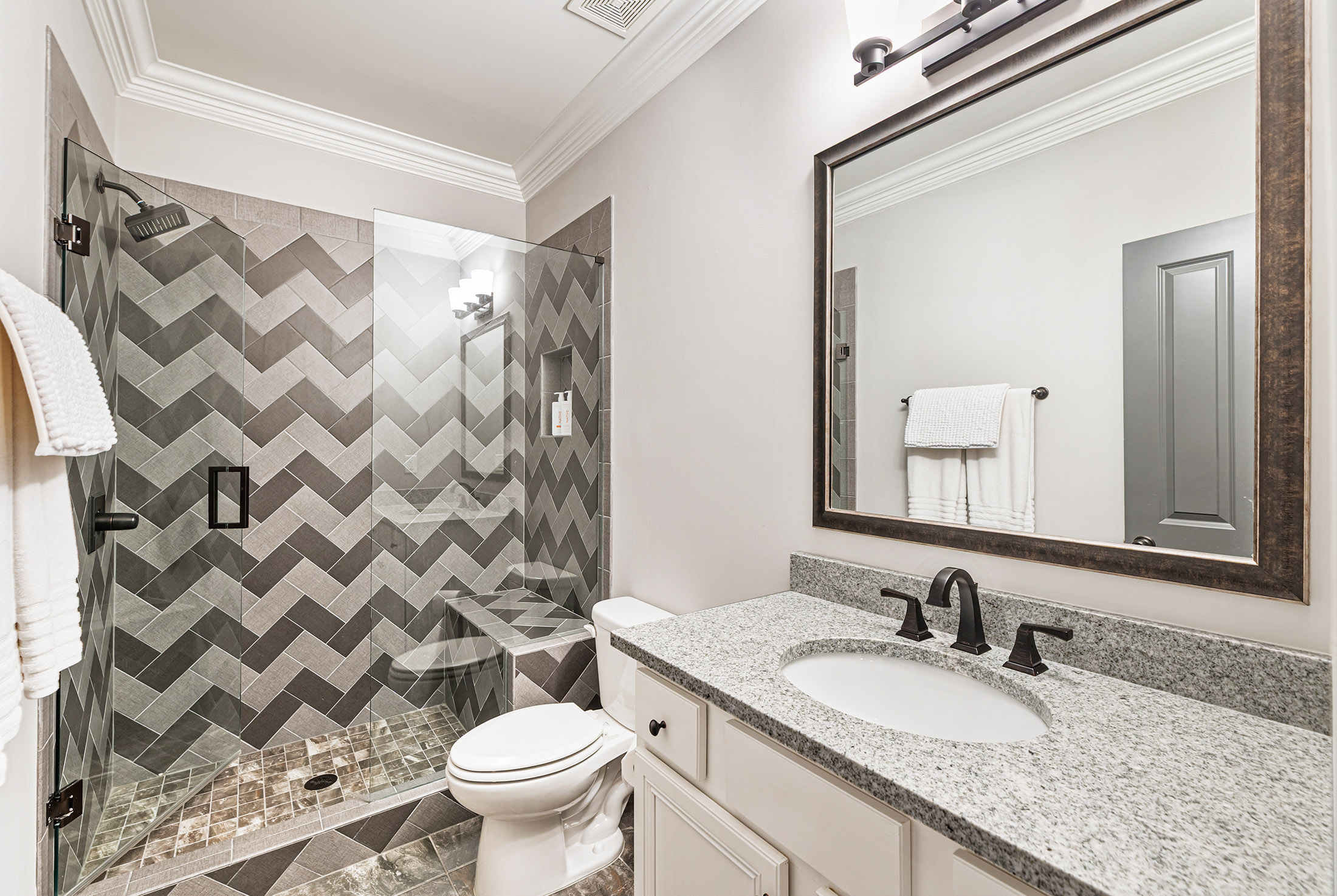  Desirable Monte Hewett First-Time Resale in the Sought-After Lake Haven - 物件實景