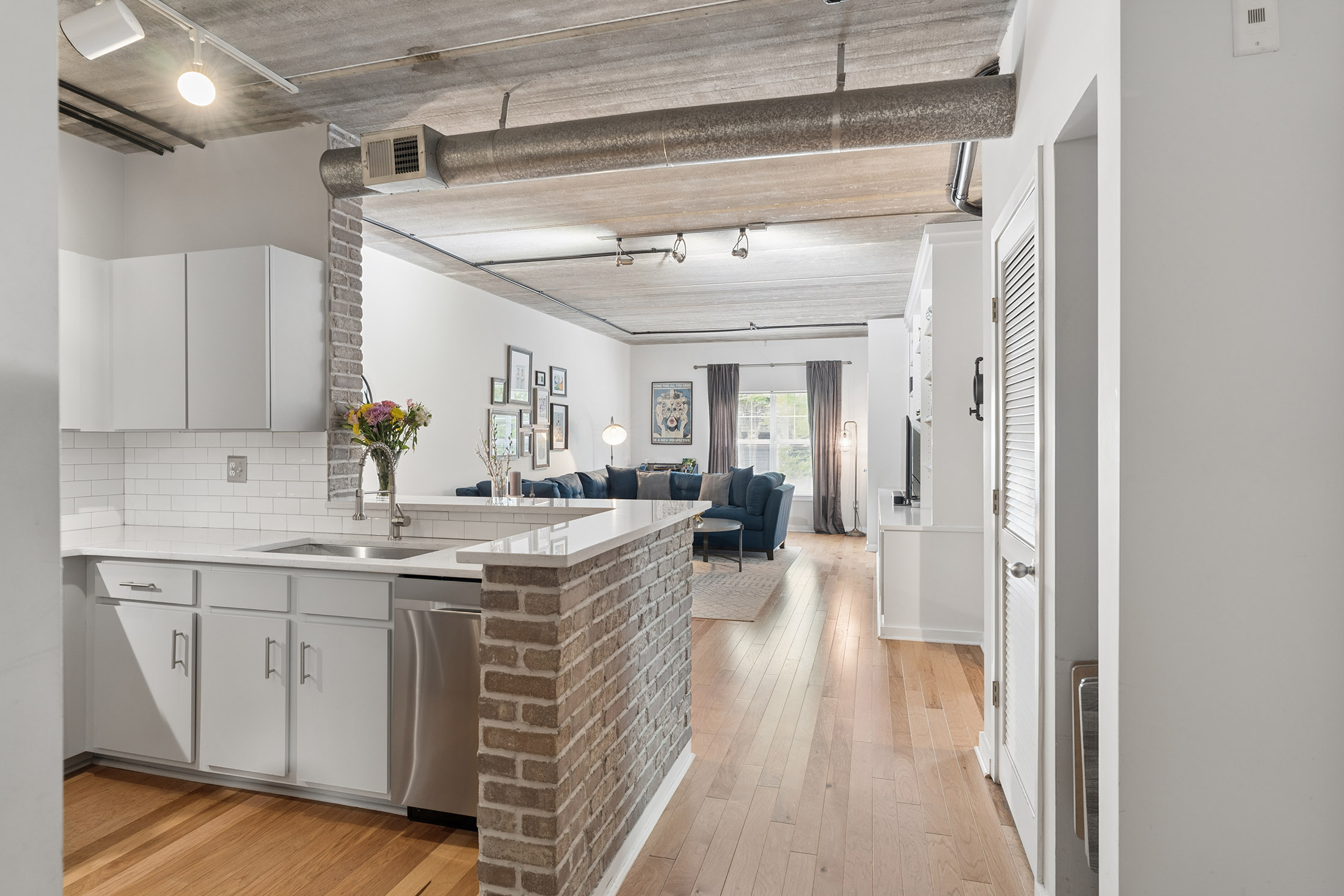  Spacious Heart-of-Midtown Condo - 物件實景