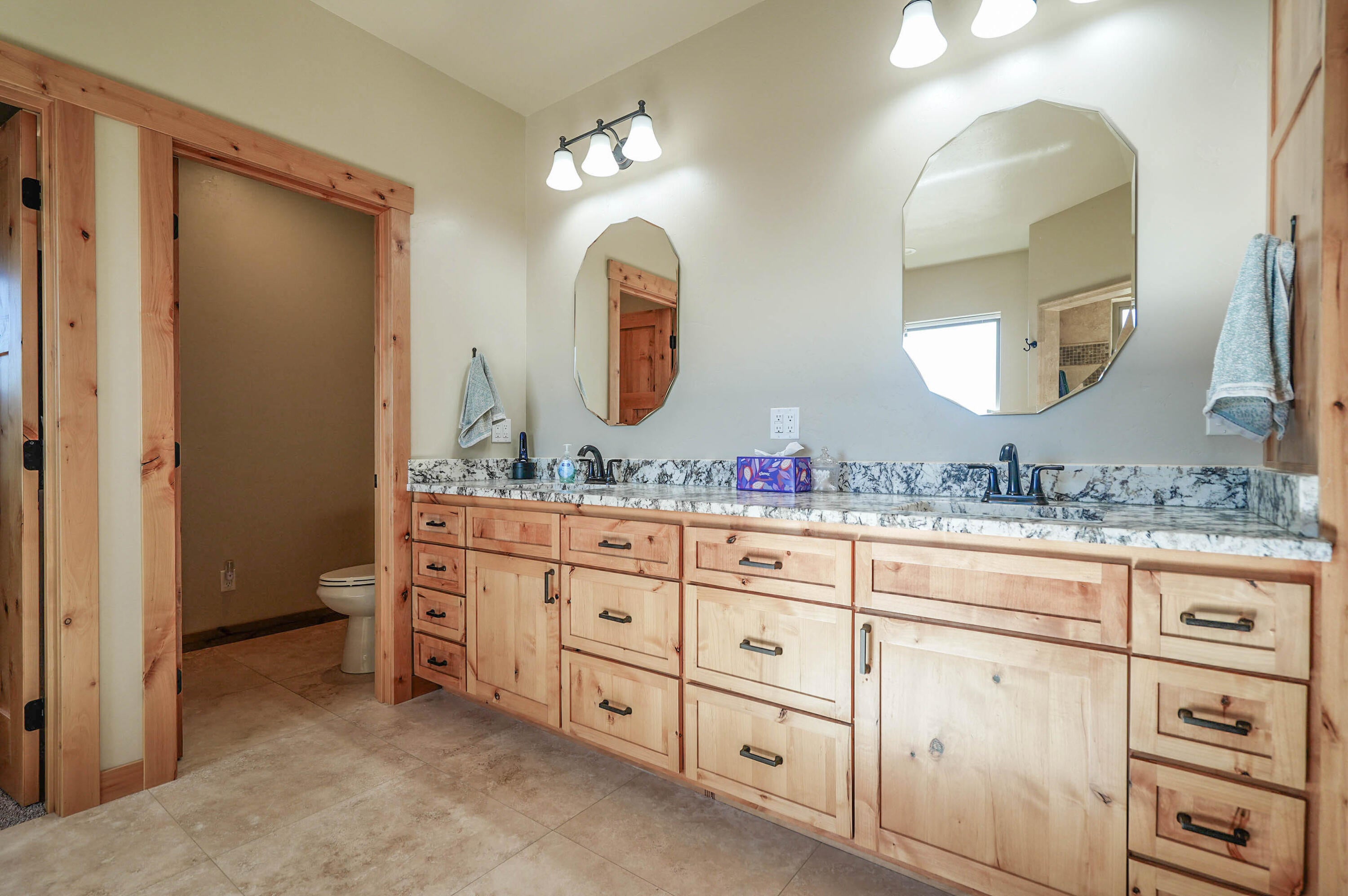 Klamath Falls, Oregon, 97601, United States, 3 Bedrooms Bedrooms, ,4 BathroomsBathrooms,Residential,For Sale,1940970