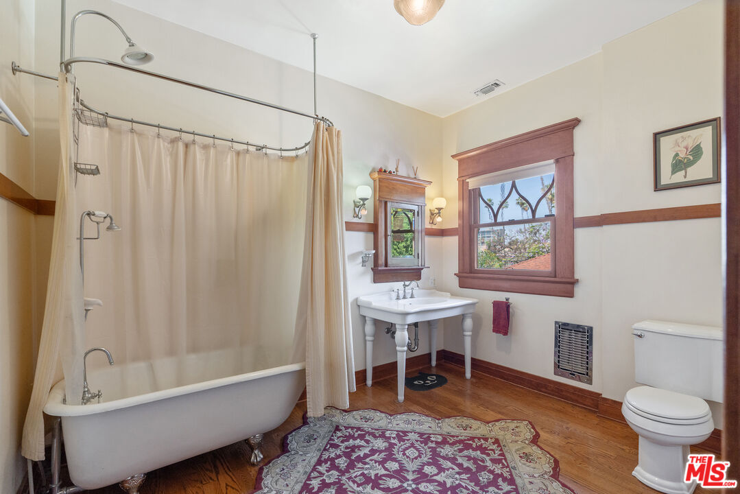 Los Angeles, California, 90006, United States, 6 Bedrooms Bedrooms, ,5 BathroomsBathrooms,Residential,For Sale,1883118