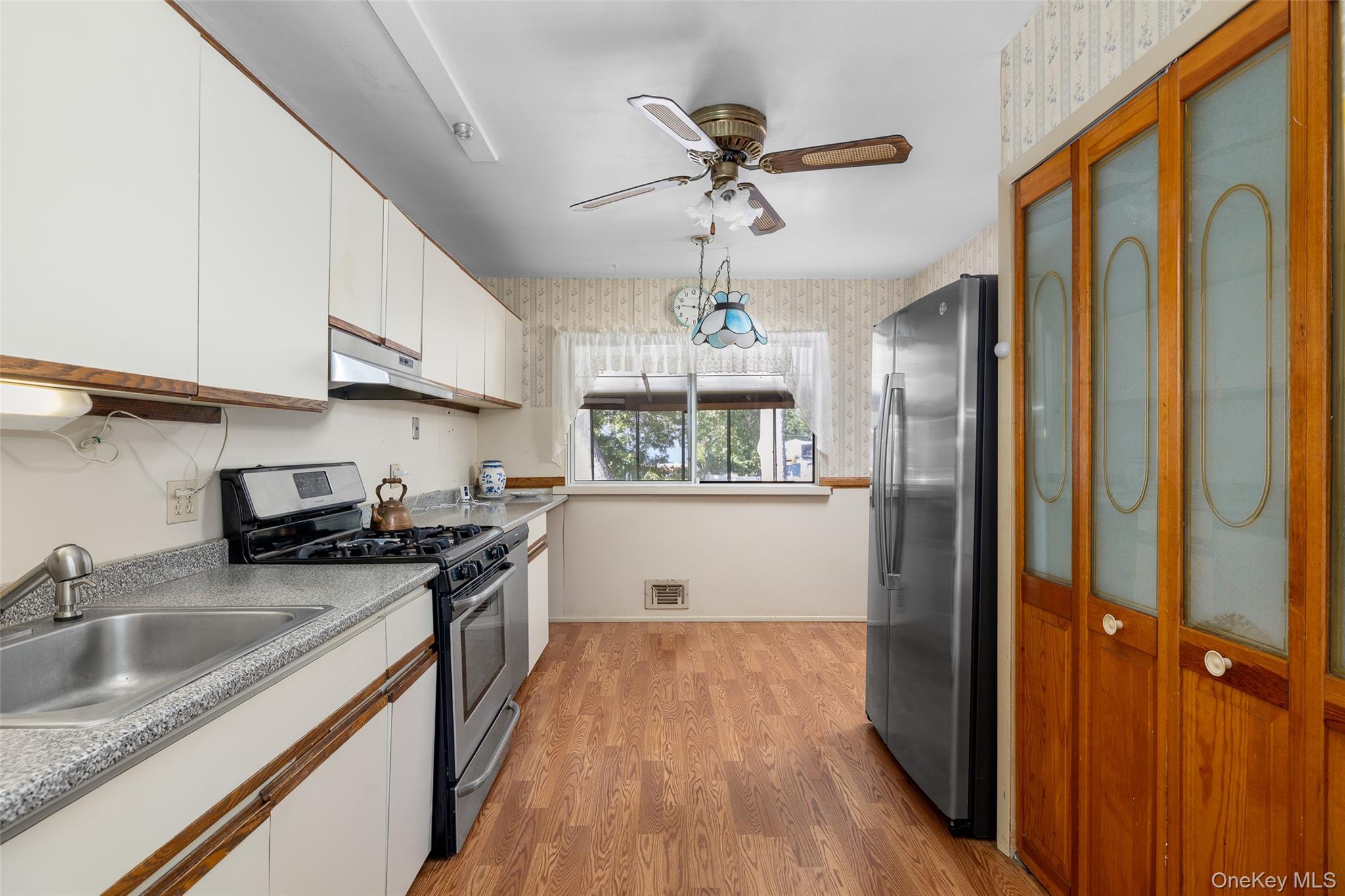 Deer Park, New York, 11729, United States, 5 Bedrooms Bedrooms, ,3 BathroomsBathrooms,Residential,For Sale,1938283