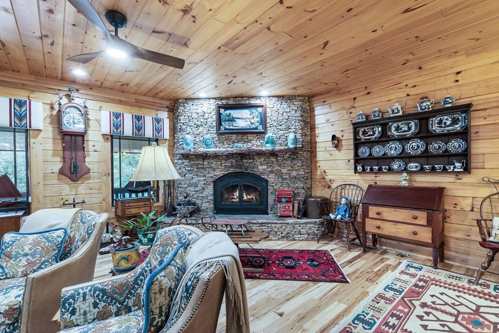 Hiawassee, Georgia, 30546, United States, 4 Bedrooms Bedrooms, ,4 BathroomsBathrooms,Residential,For Sale,1975098